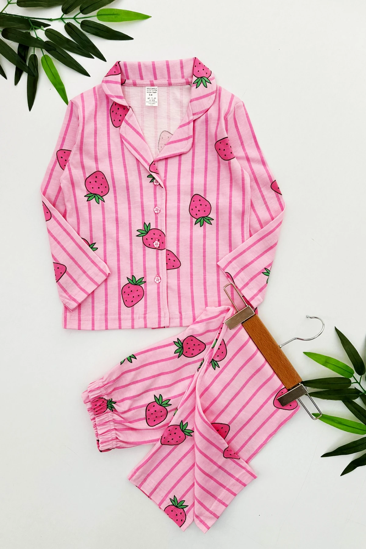 ÖNDEN DÜĞMELİ PEMBE ÇİLEK DESEN KIZ ÇOCUK PİJAMA TAKIMI