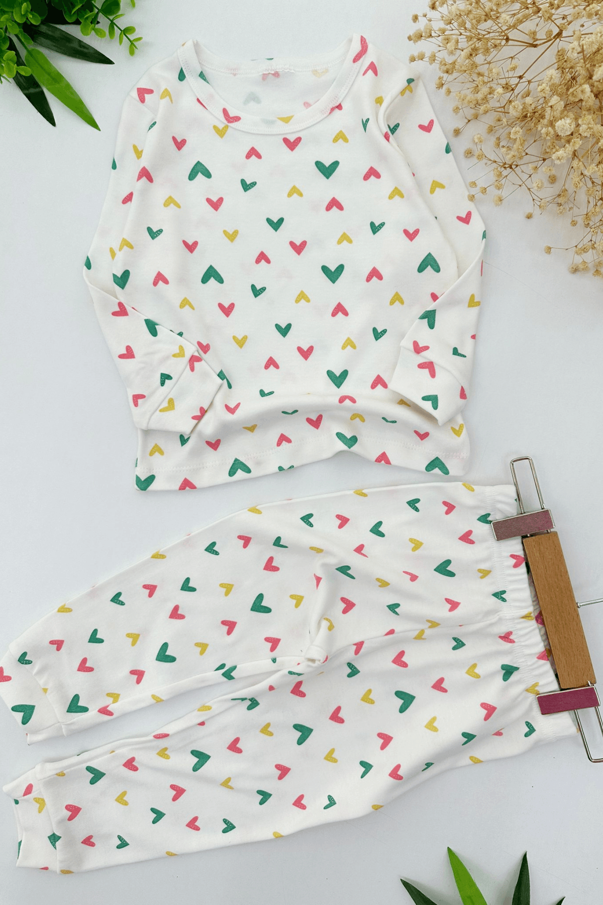 EKRU RENK RENKLİ KALP DESEN KIZ ÇOCUK PİJAMA TAKIMI