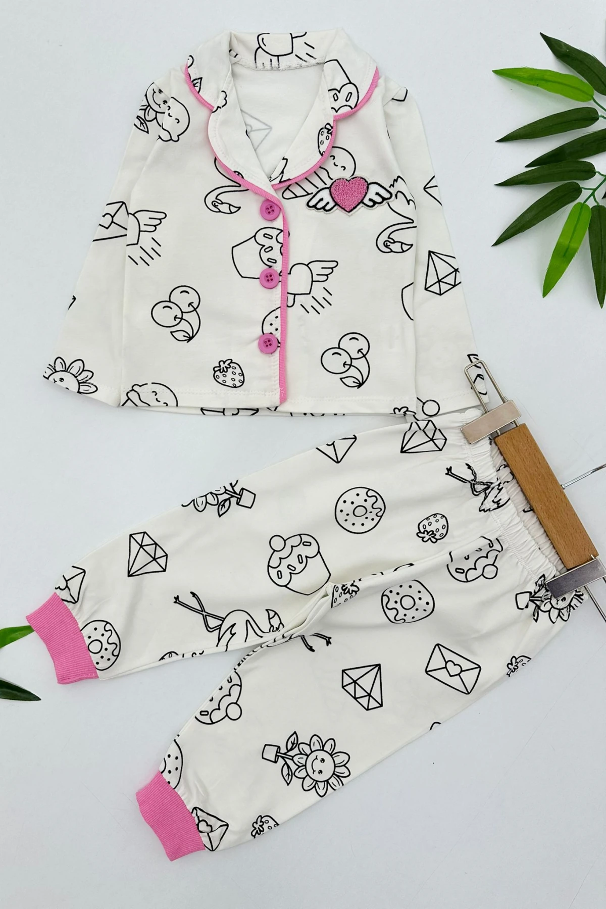 ÖNDEN DÜĞMELİ PEMBE KALP NAKIŞ KIZ ÇOCUK PİJAMA TAKIMI 