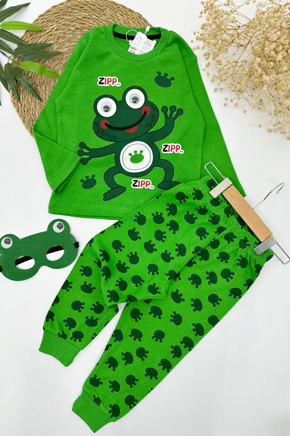 YEŞİL RENK KURBAĞA BASKILI UNISEX PİJAMA TAKIMI (MASKE HEDİYELİ )