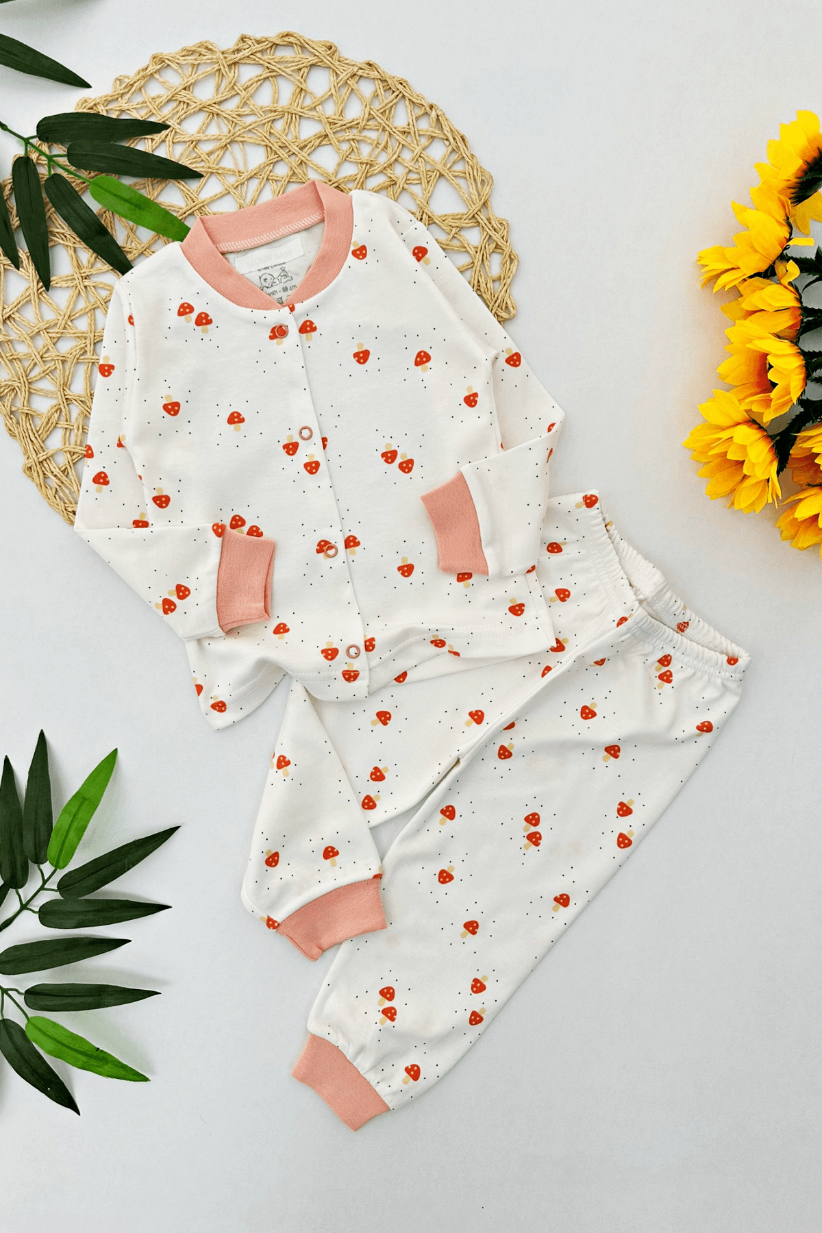 ÖNDEN DÜĞMELİ MANTAR DESEN KIZ BEBEK PİJAMA TAKIMI