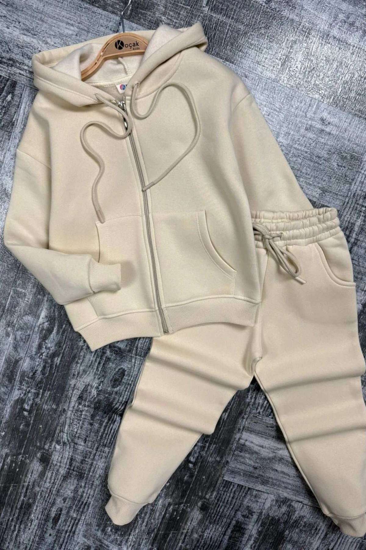 KREM RENK 3 İP ŞARDONLU KIZ ÇOCUK KAPÜŞONLU EŞOFMAN TAKIMI
