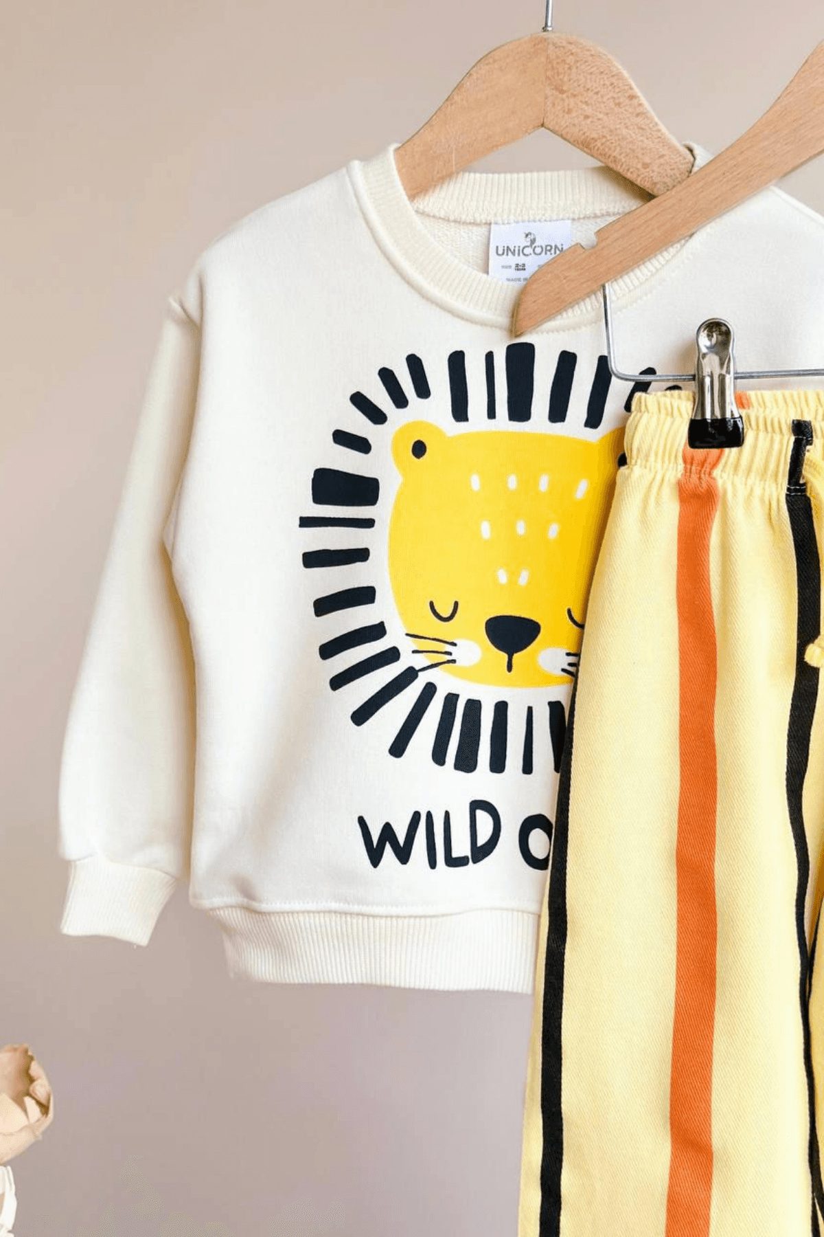 WILD ONE ASLAN BASKILI ÇOCUK EŞOFMAN TAKIMI - SARI ÇİZGİLİ ALTLİ SWEAT TAKIM
