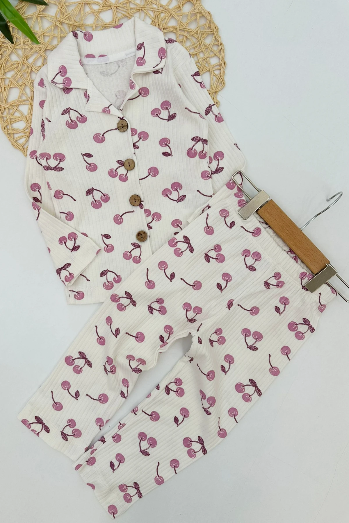 ÖNDEN DÜĞMELİ EKRU RENK LİLA KİRAZ DESEN KIZ ÇOCUK PİJAMA TAKIMI