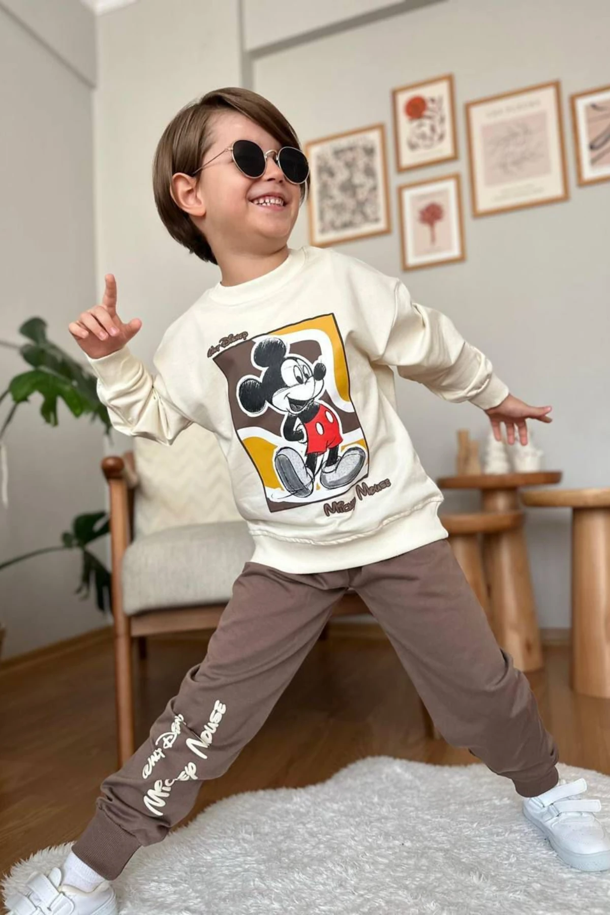 EKRU RENK MİCKEY MOUSE BASKILI ERKEK ÇOCUK EŞOFMAN TAKIMI (KAHVERENGİ)