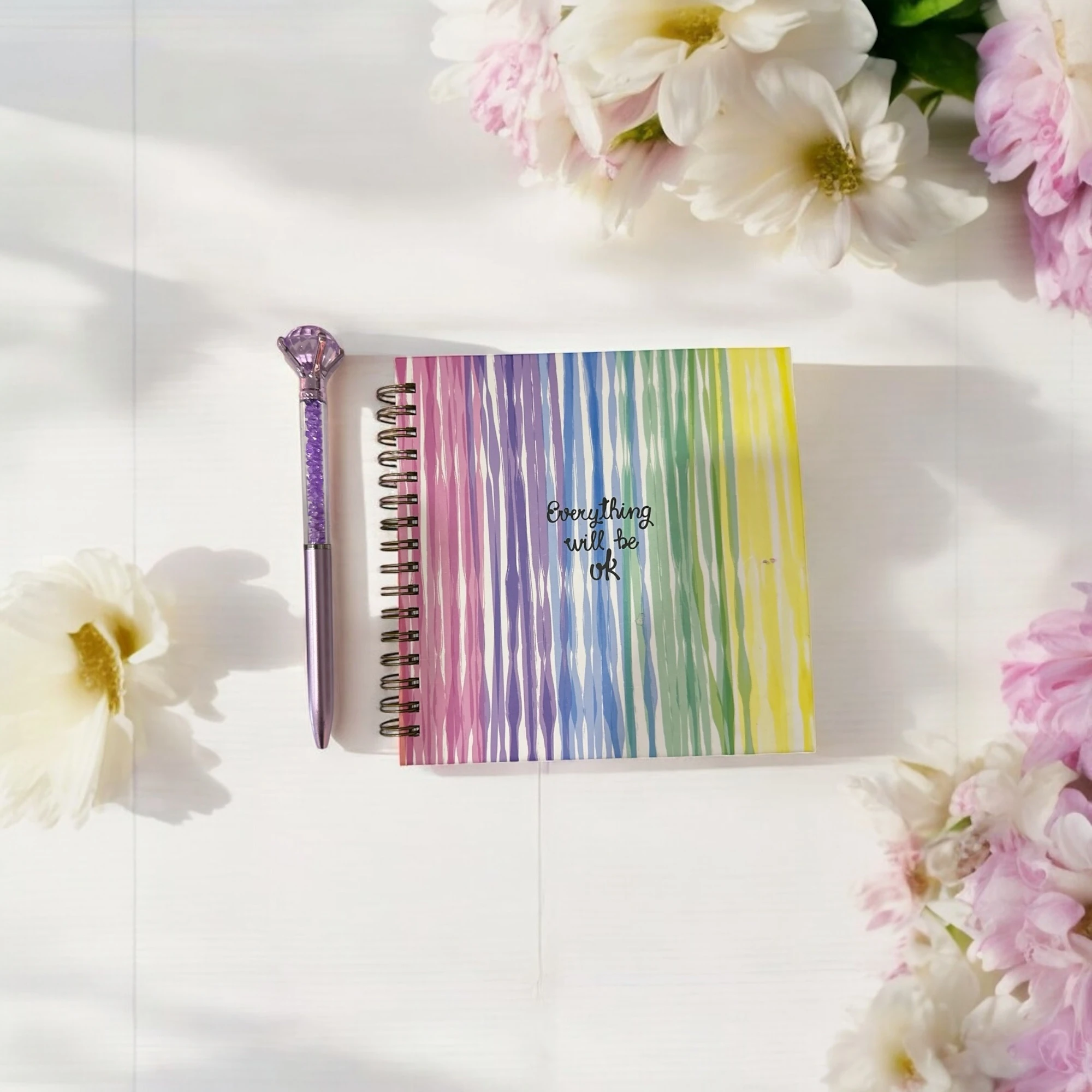 Lila Severlere Özel Hediye Seti - Şakayık Sepeti Tasarım Kokulu Mum Defter ve Kalem 