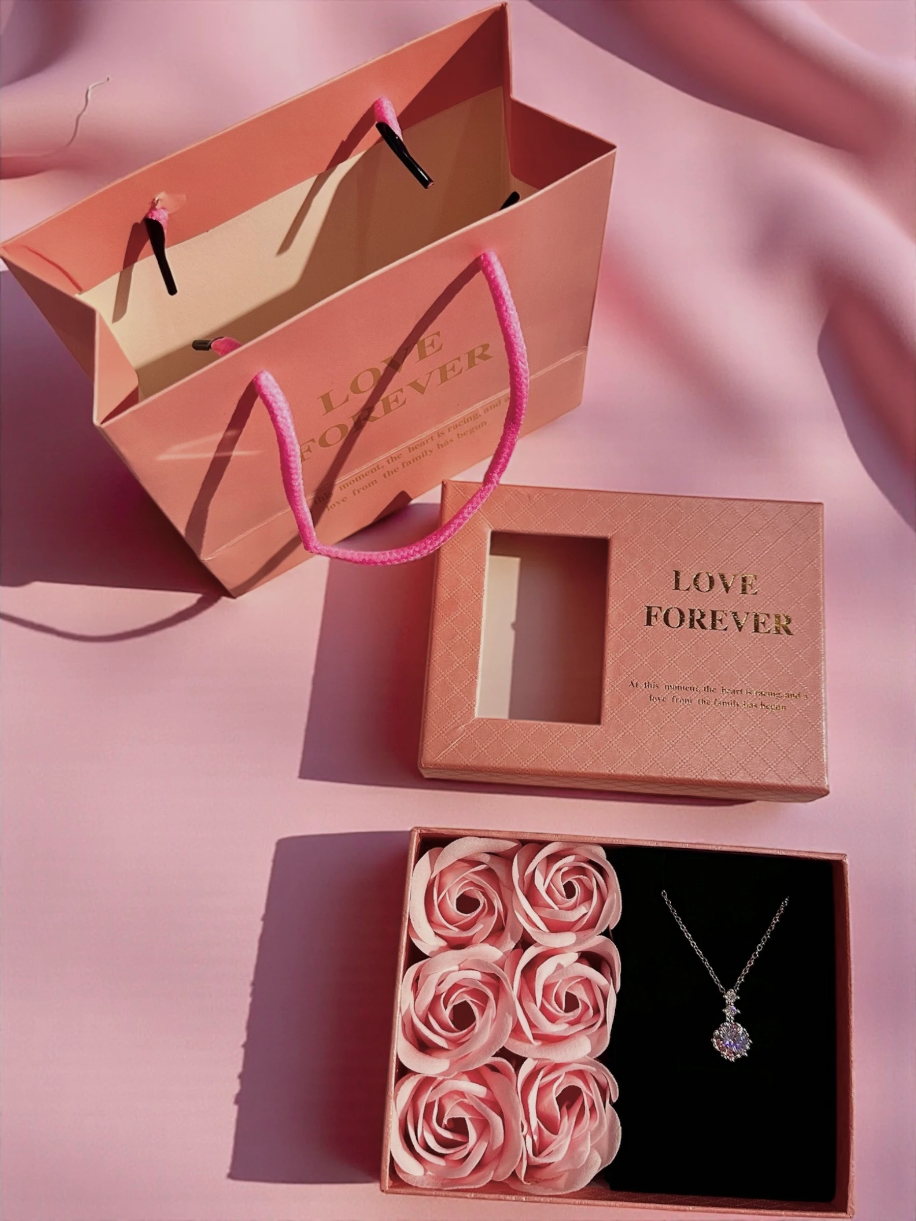 Solmayan Gül Hediye Kutusunda Tek Taş 925 Ayar Gümüş Kolye 