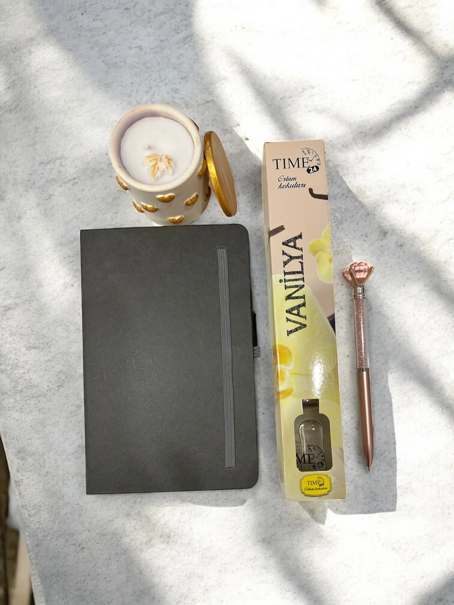 İsme Özel Sert Kapak Defter-Kalem  Oda Kokusu ve Kokulu Mum Hediye Seti