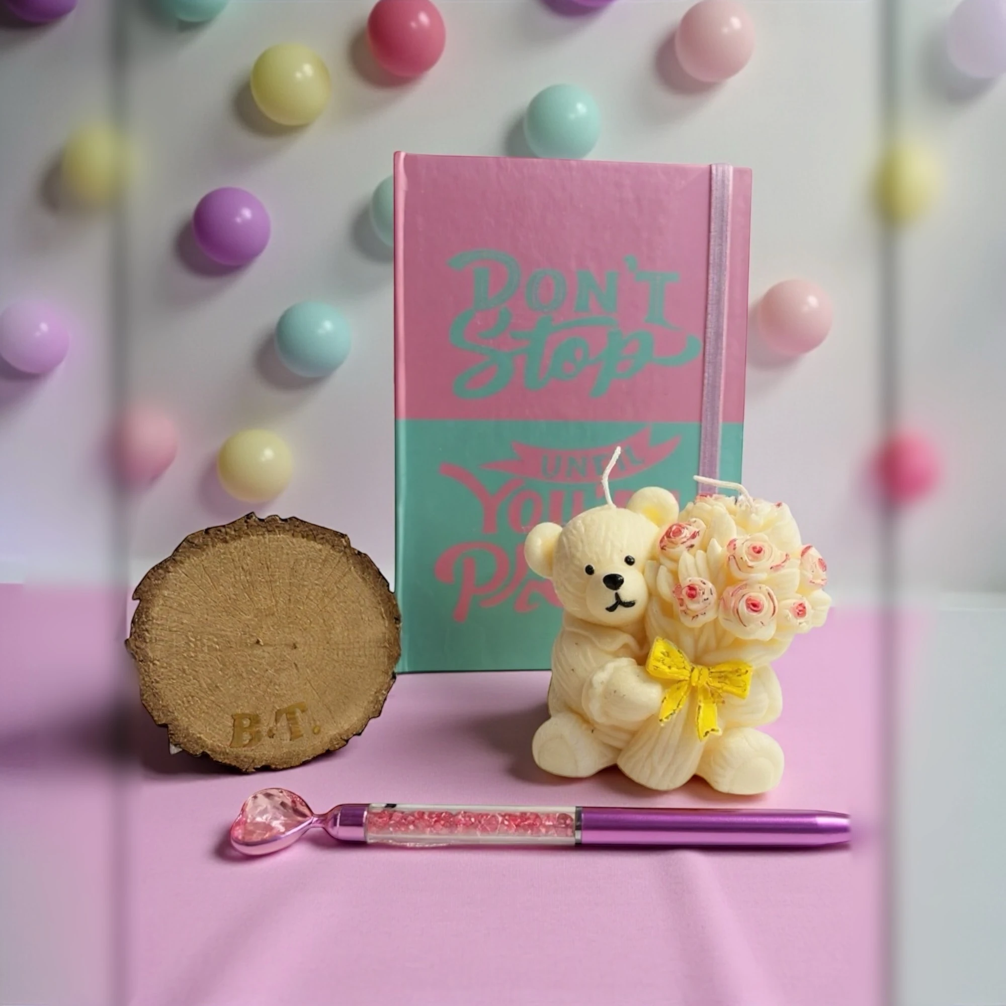 Ayıcık Kokulu Mum Defter Kalem ve Kişiye Özel Harfli Ahşap Bardak Altlığı Hediye Seti