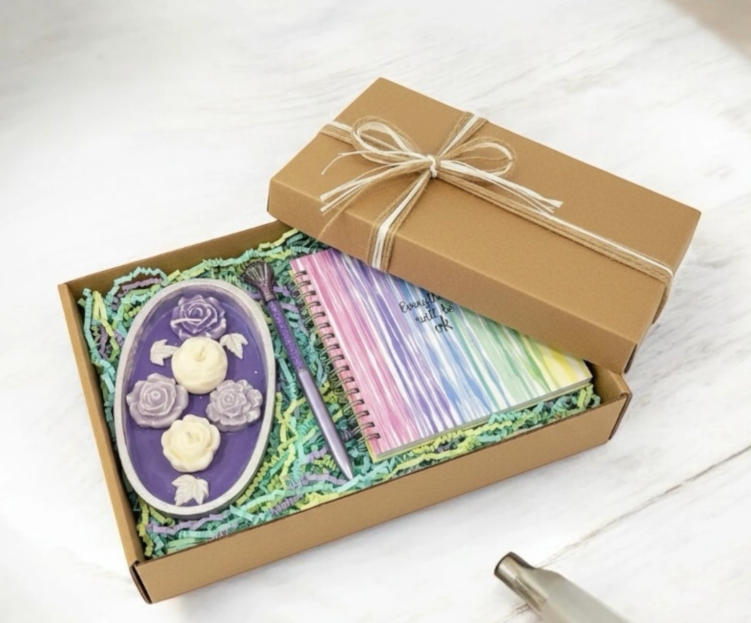 Lila Severlere Özel Hediye Seti - Şakayık Sepeti Tasarım Kokulu Mum Defter ve Kalem 