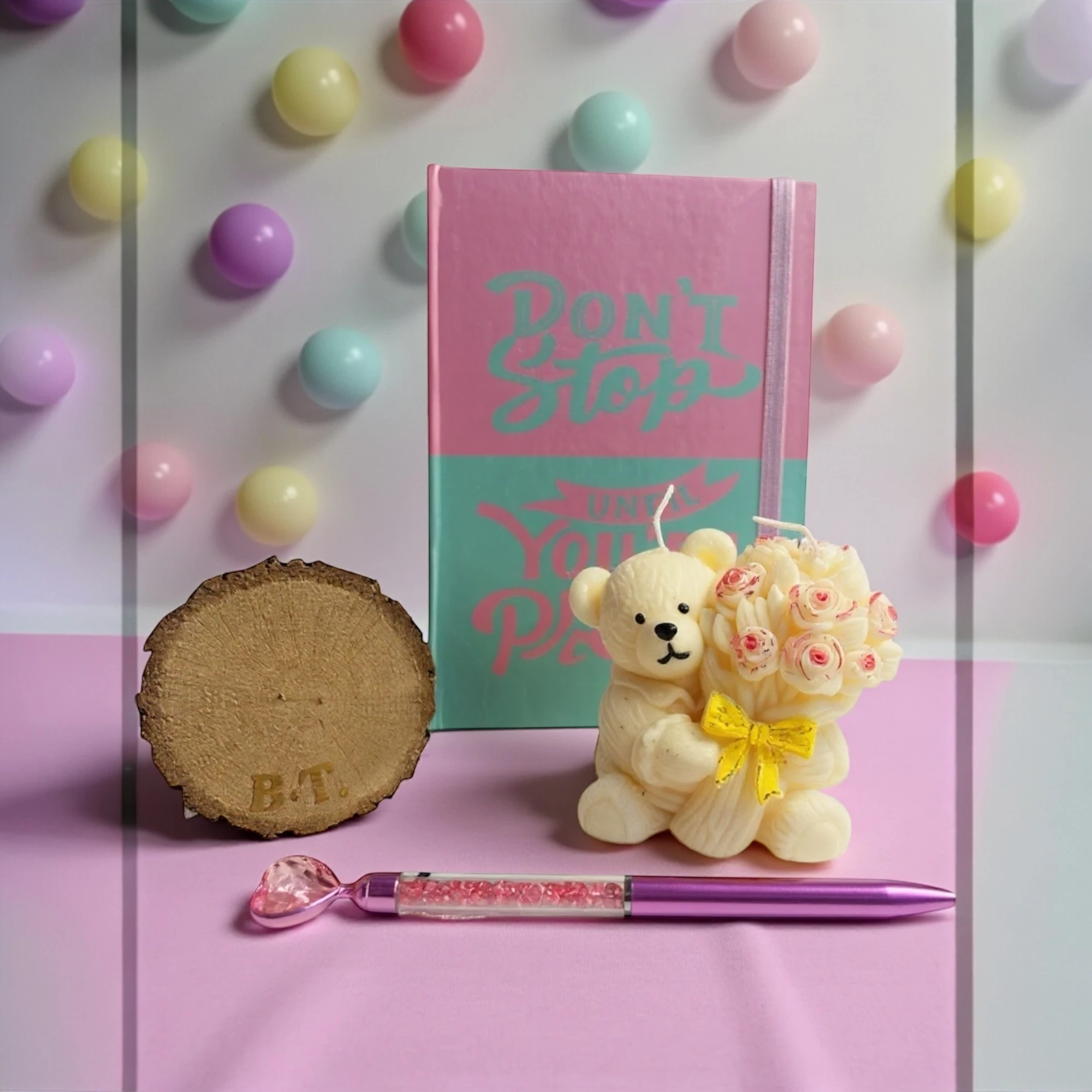 Ayıcık Kokulu Mum Defter Kalem ve Kişiye Özel Harfli Ahşap Bardak Altlığı Hediye Seti