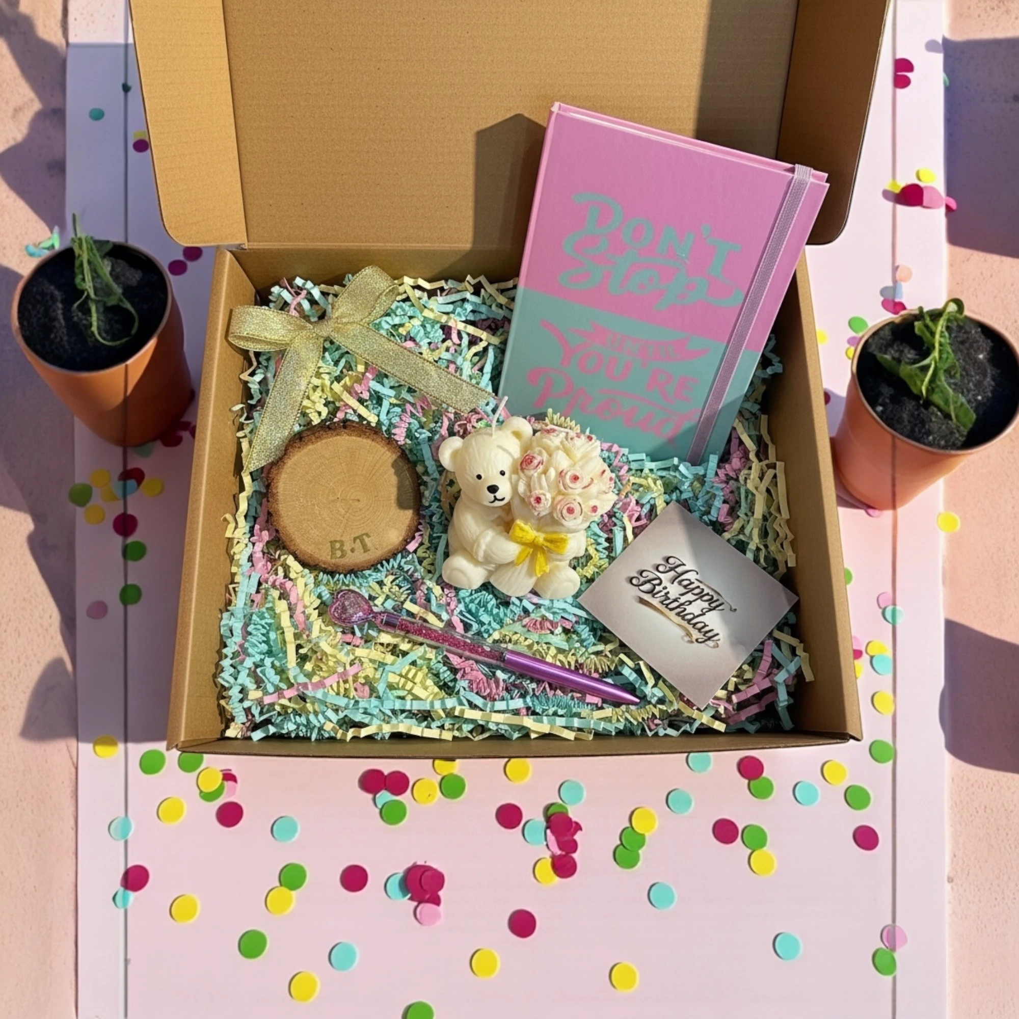 Ayıcık Kokulu Mum Defter Kalem ve Kişiye Özel Harfli Ahşap Bardak Altlığı Hediye Seti