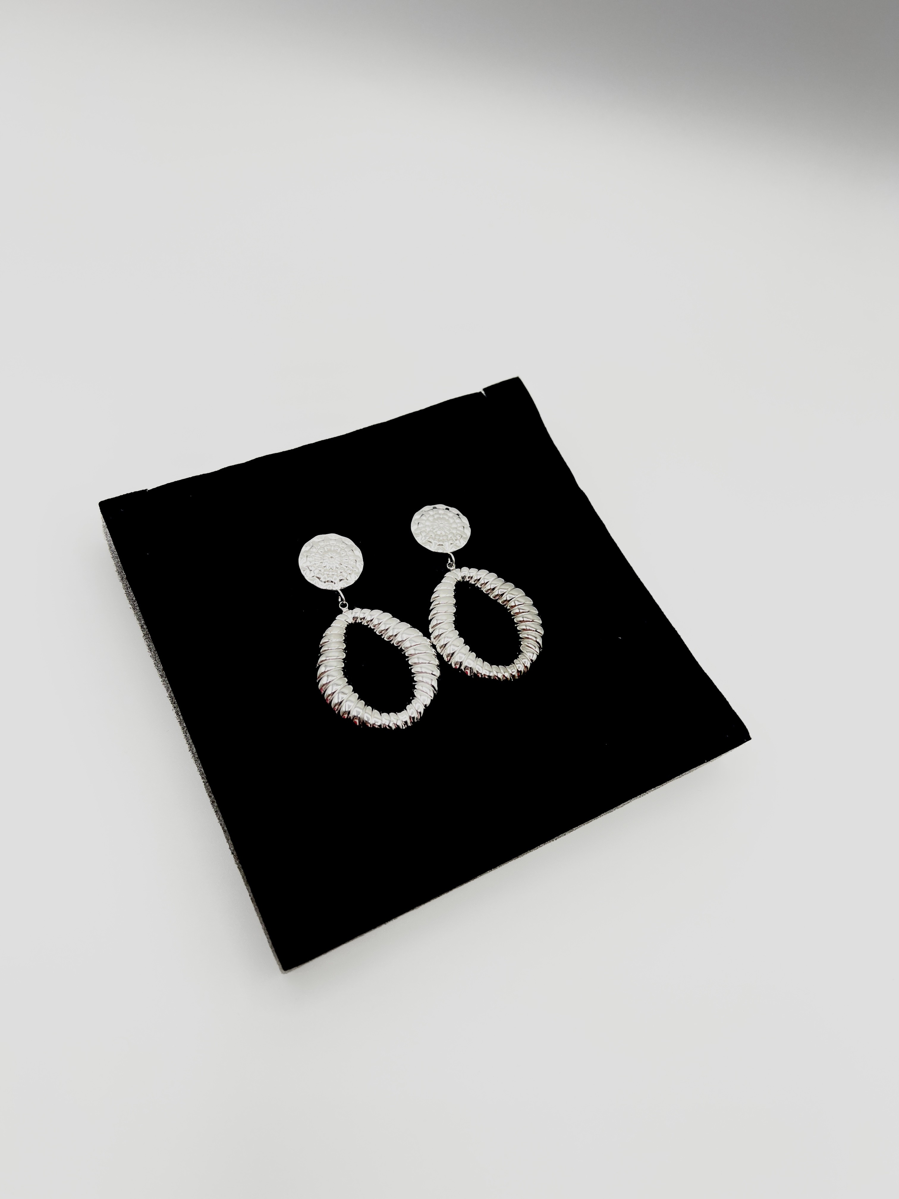 Twist Glow – Işıltılı Spiral Küpe