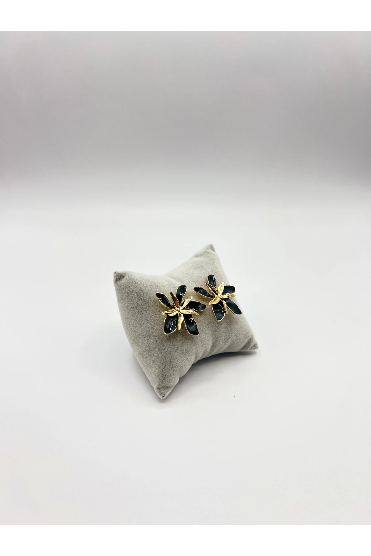 SİYAH ZERAFET ÇİÇEK KÜPE