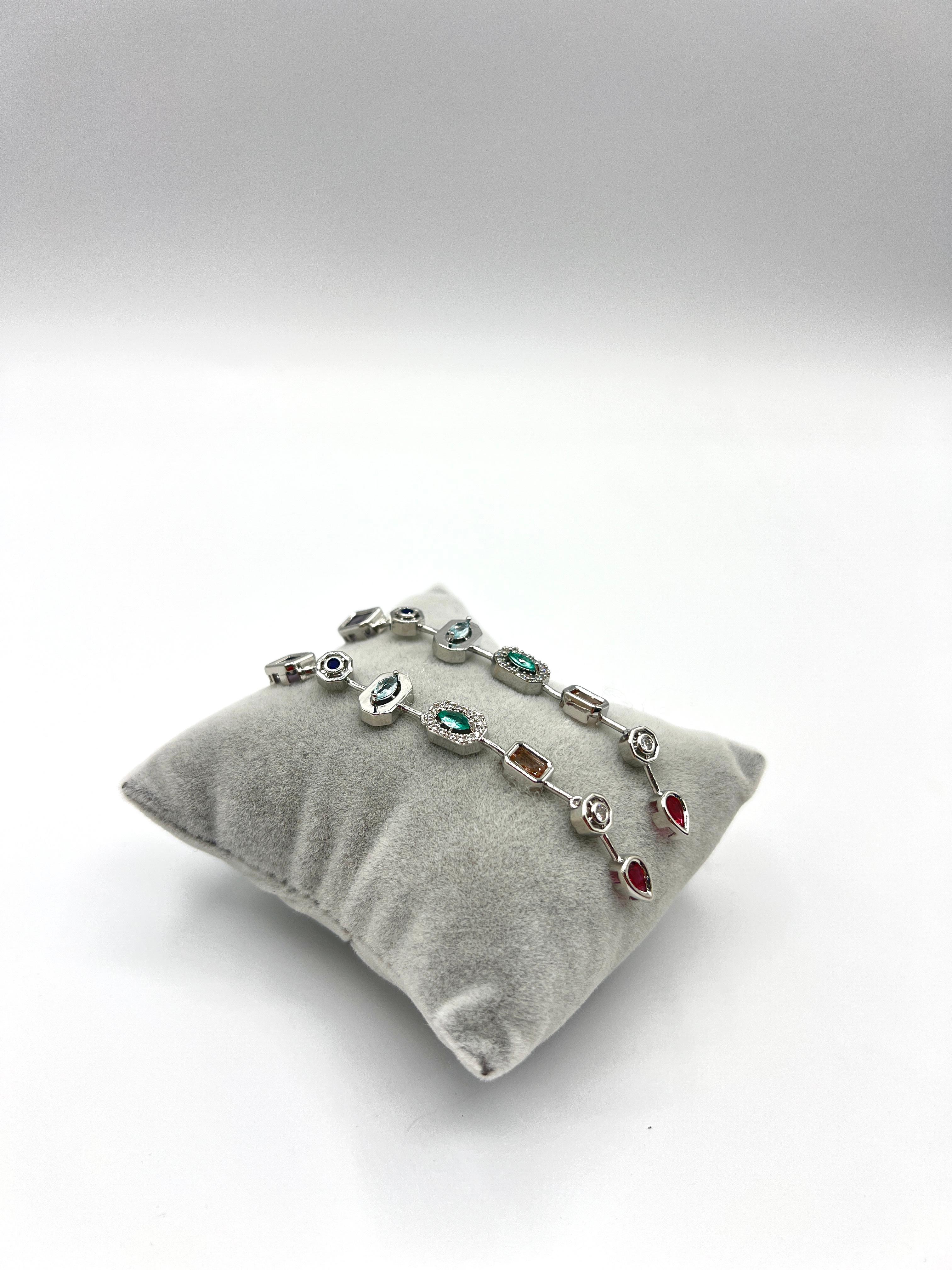 Karma Işık – Çok Taşlı Minimal Uzun Küpe