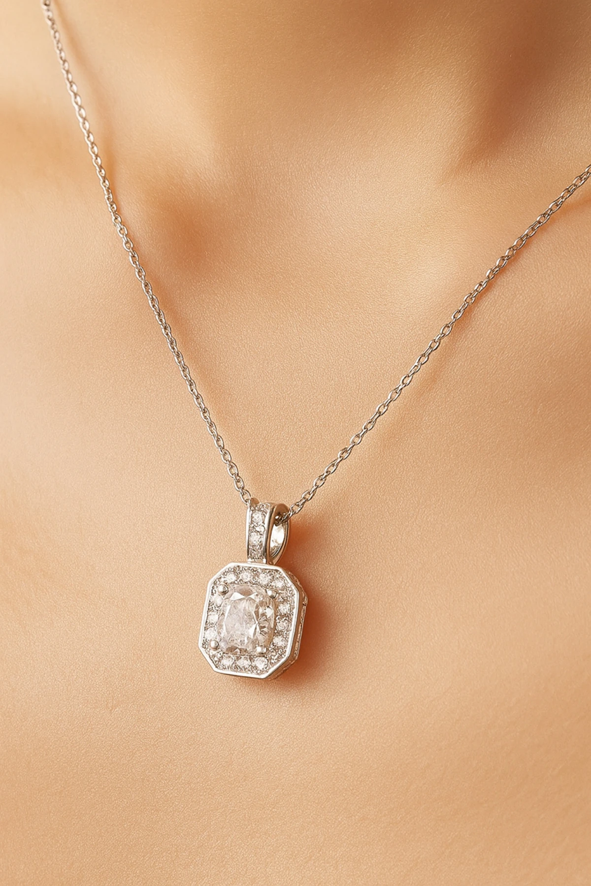 Işıltılı Baget Kesim Pırlanta/Zirkon Görünümlü Kolye