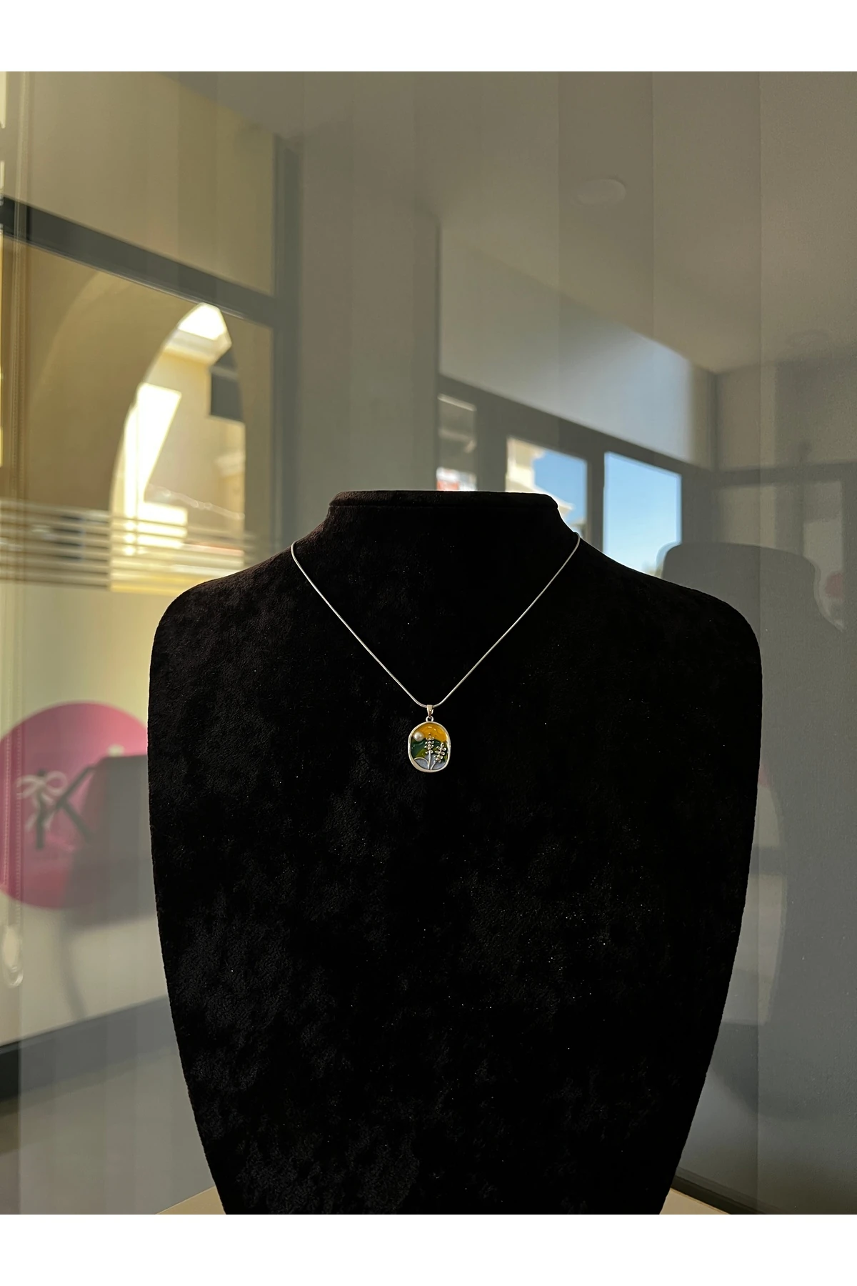 "Doğal Taş Detaylı Çiçek Desenli Pinterest Kolye"