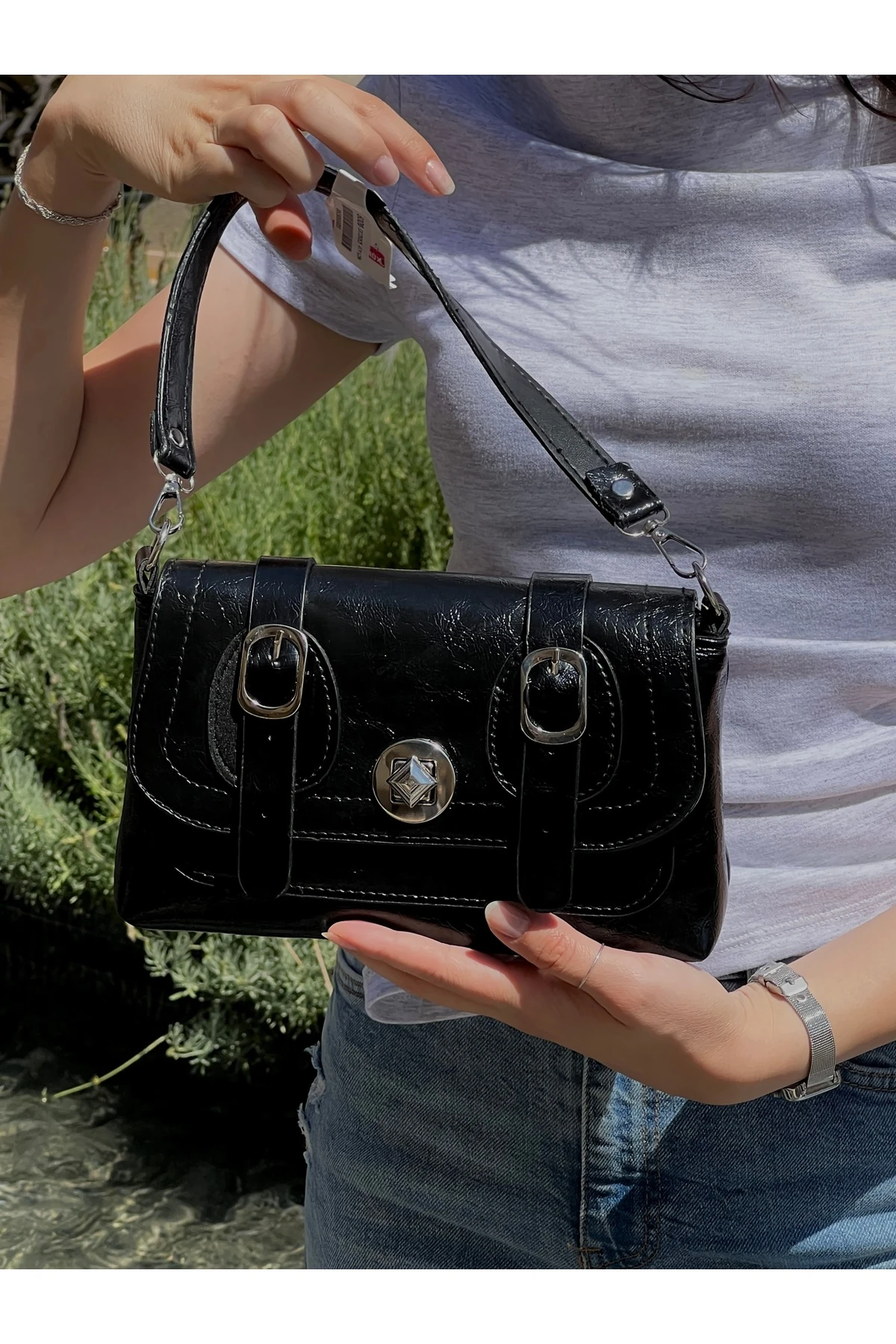 "Kadın Siyah Tokalı Kapaklı Omuz Çantası"