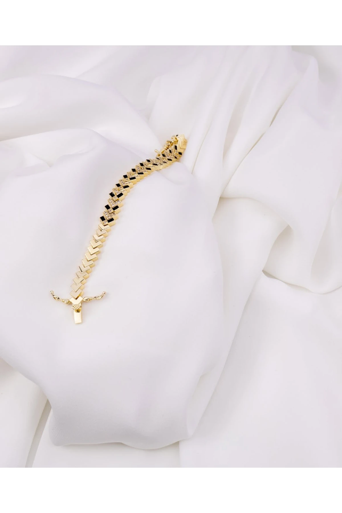 Taşlı siyah gold kaplama bileklik