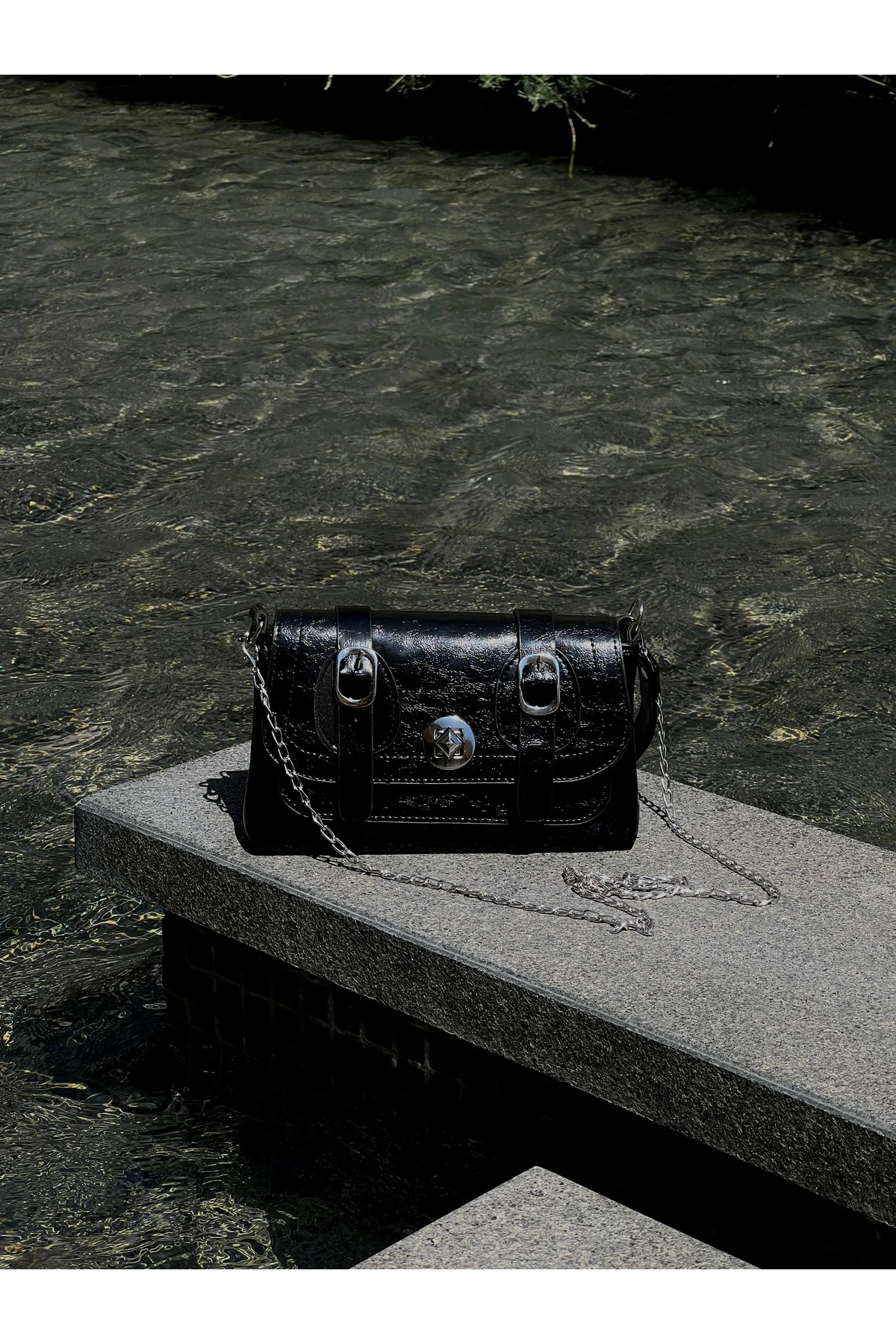 "Kadın Siyah Tokalı Kapaklı Omuz Çantası"