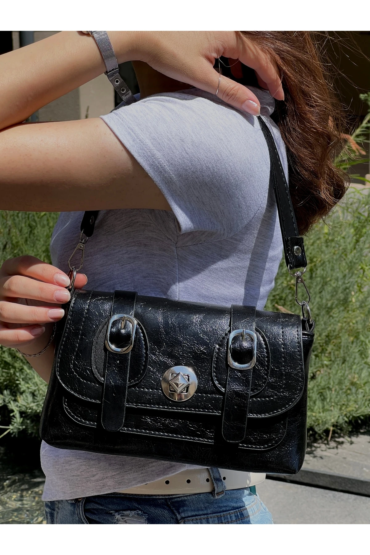 "Kadın Siyah Tokalı Kapaklı Omuz Çantası"