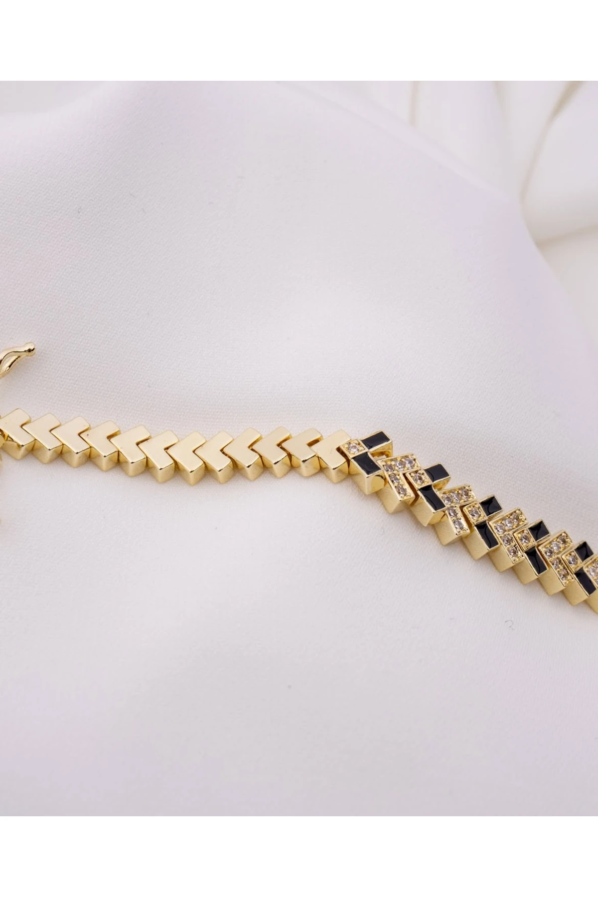 Taşlı siyah gold kaplama bileklik