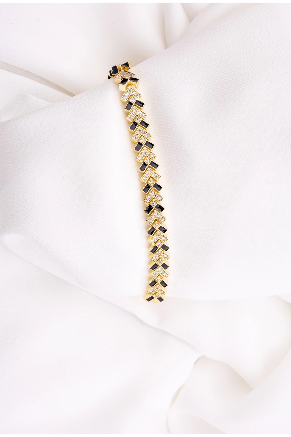 Taşlı siyah gold kaplama bileklik