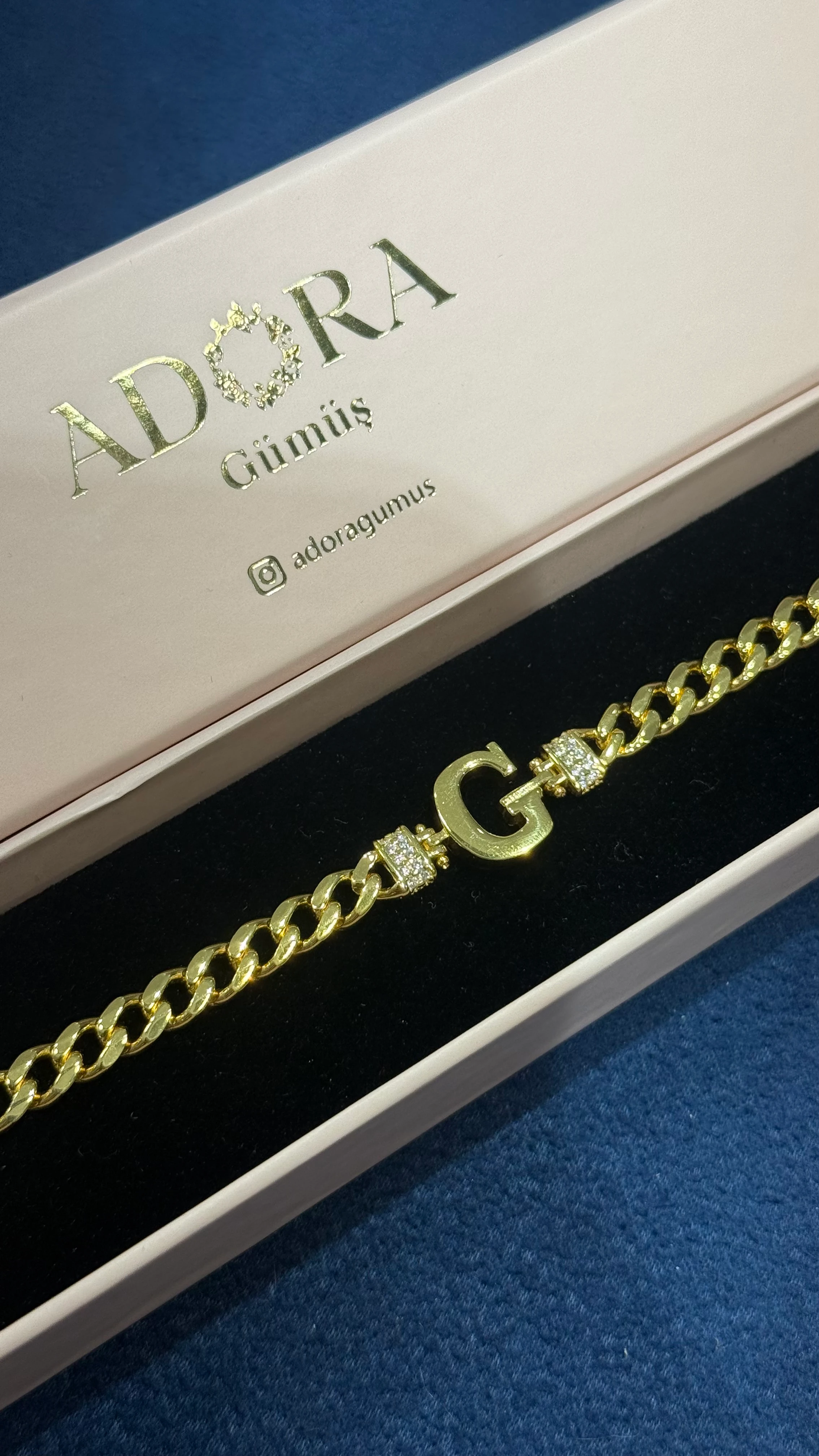 925 Ayar Gümüş Üzerine 14 Ayar Altın Kaplama G Harfi Gurmet Harf Bileklik main variant image