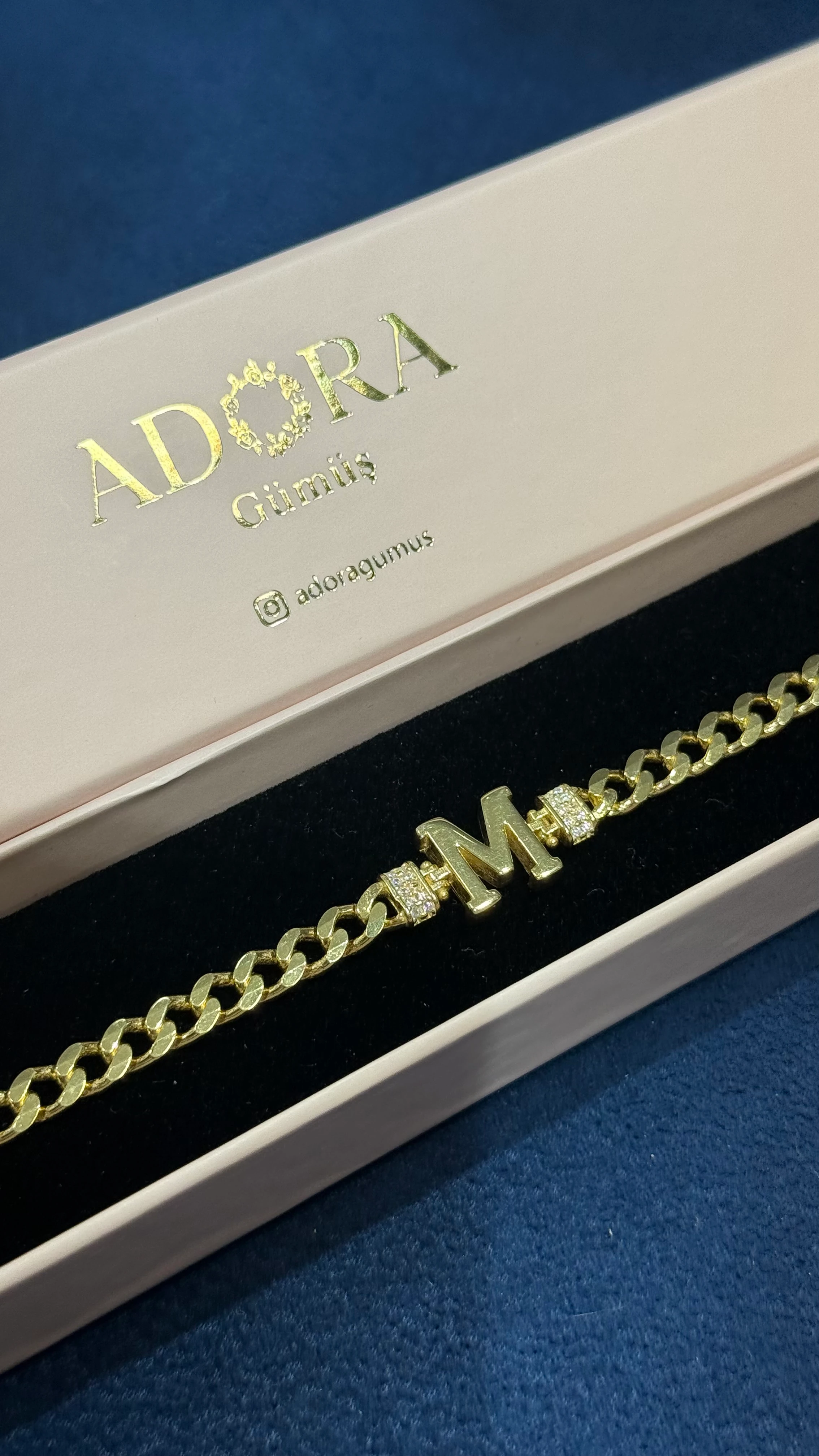 925 Ayar Gümüş Üzerine 14 Ayar Altın Kaplama M Harfi Gurmet Harf Bileklik main variant image