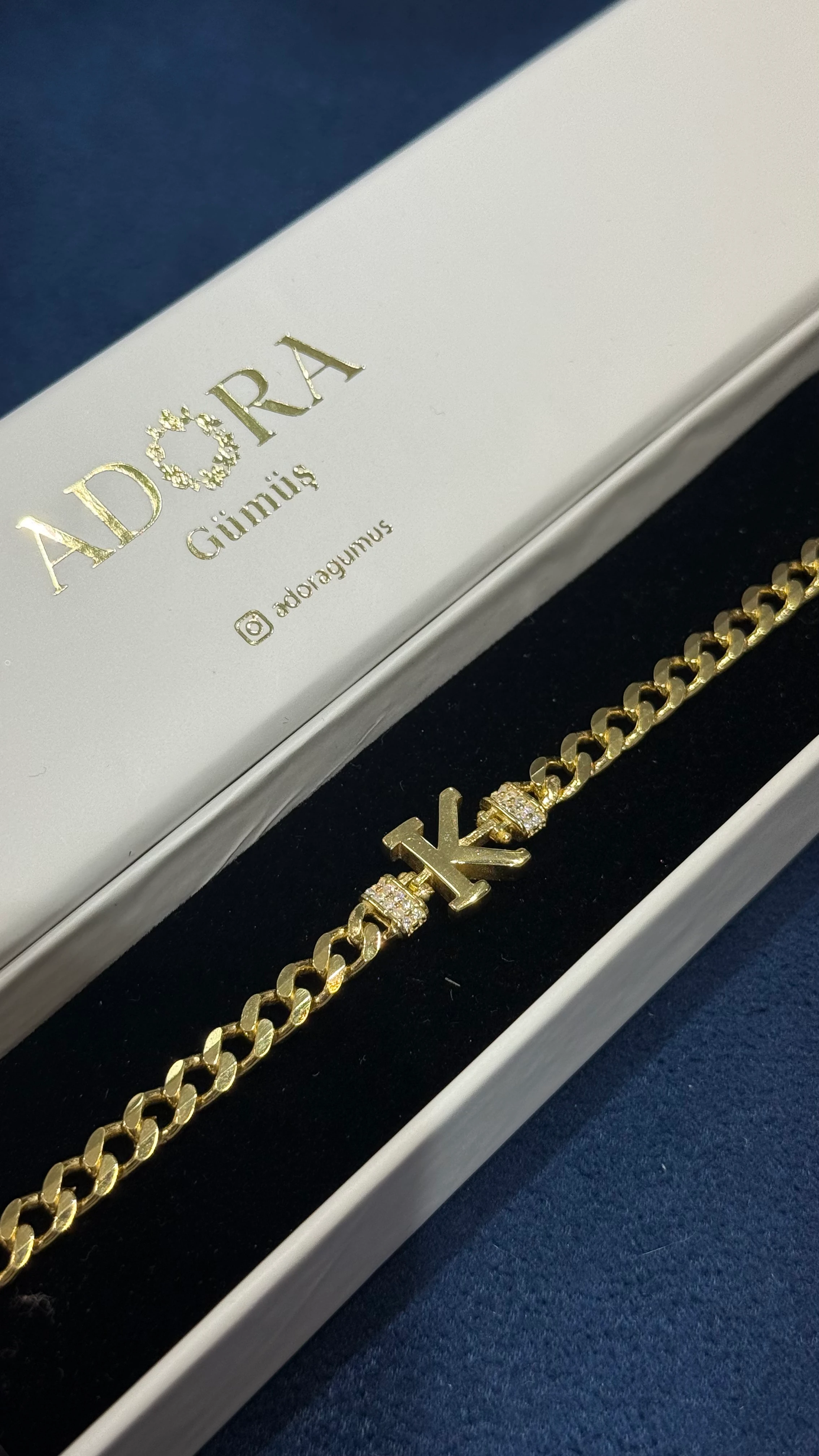 925 Ayar Gümüş Üzerine 14 Ayar Altın Kaplama K Harfi Gurmet Harf Bileklik main variant image