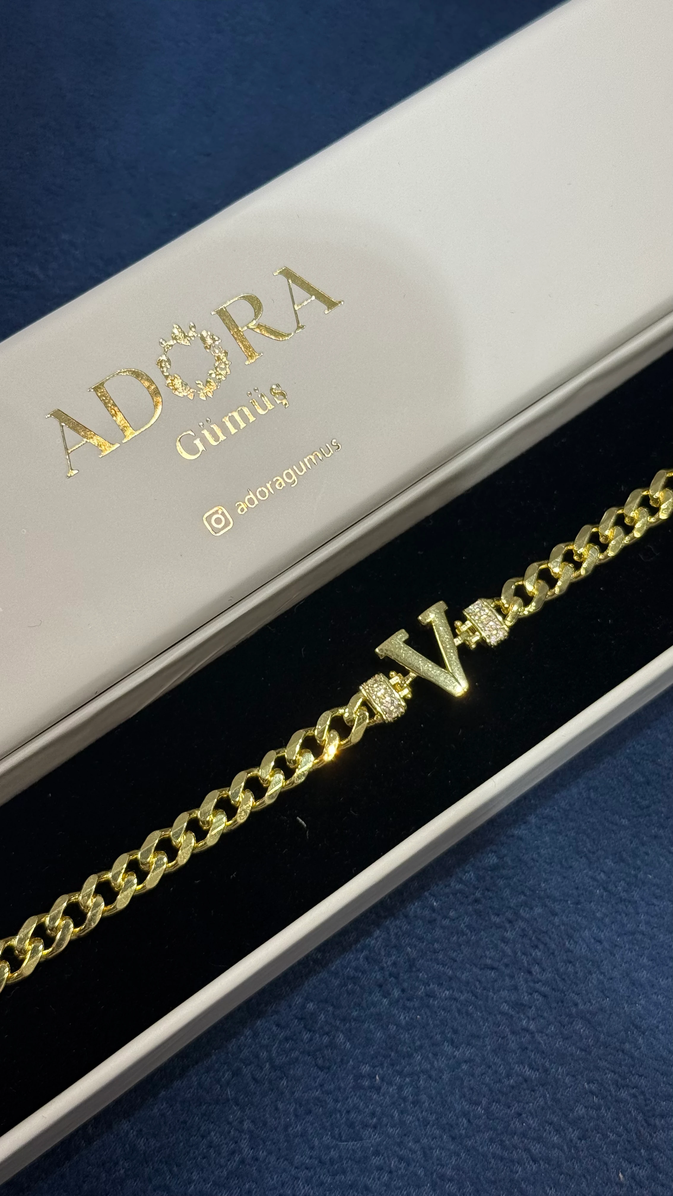 925 Ayar Gümüş Üzerine 14 Ayar Altın Kaplama V Harfi Gurmet Harf Bileklik  main variant image