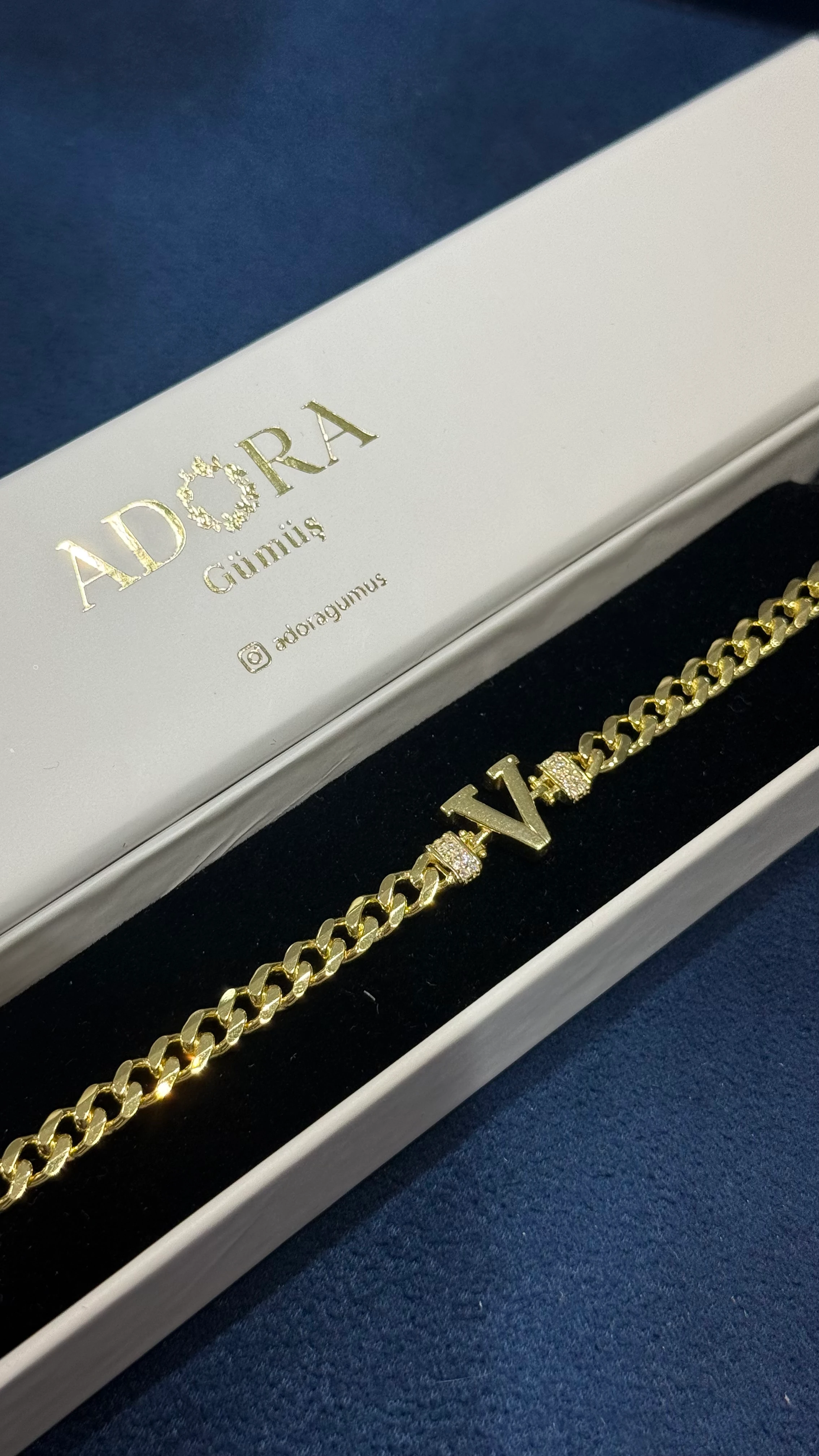 925 Ayar Gümüş Üzerine 14 Ayar Altın Kaplama V Harfi Gurmet Harf Bileklik 