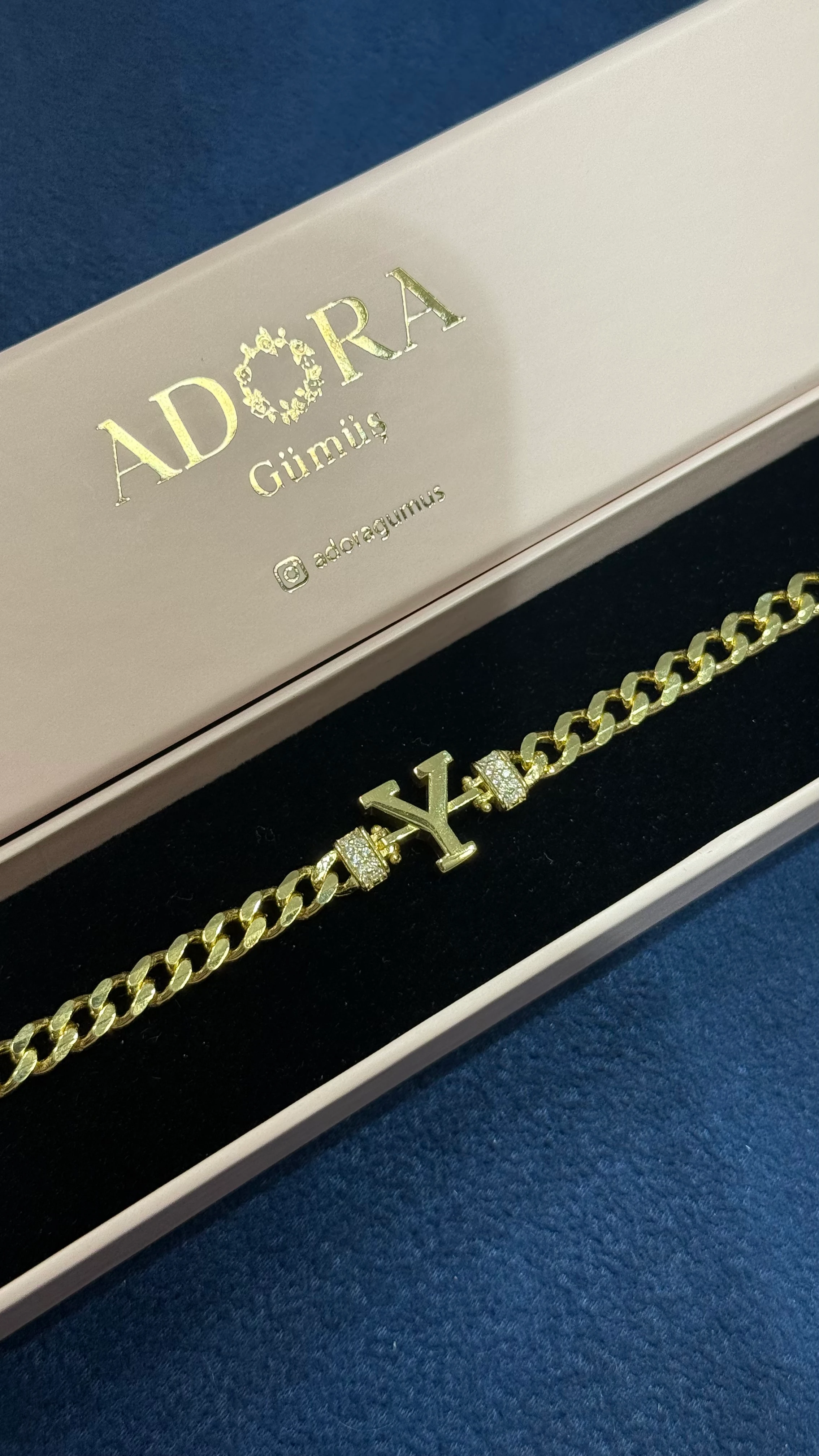 925 Ayar Gümüş Üzerine 14 Ayar Altın Kaplama Y Harfi Gurmet Harf Bileklik  main variant image