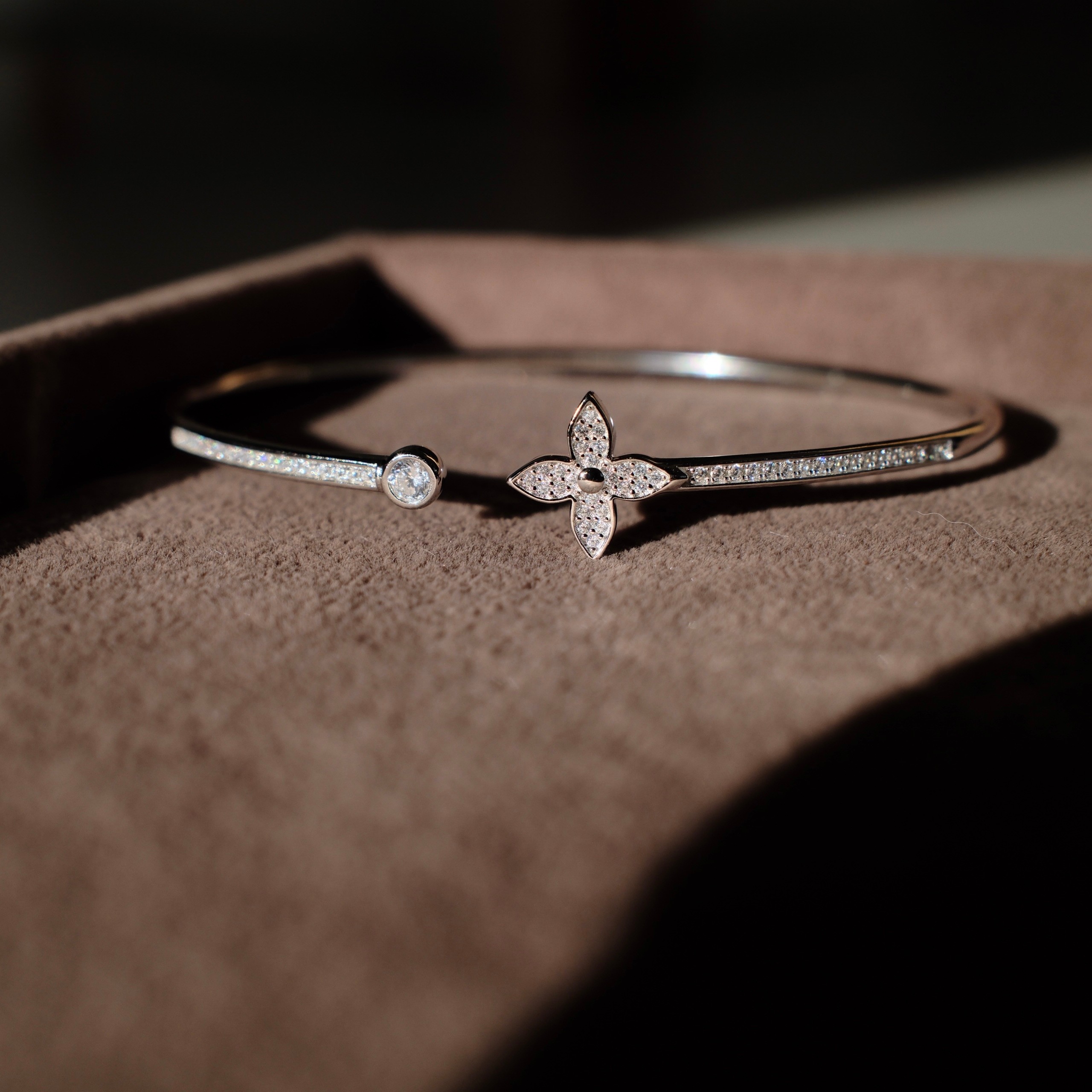 FOUR STAR BANGLE