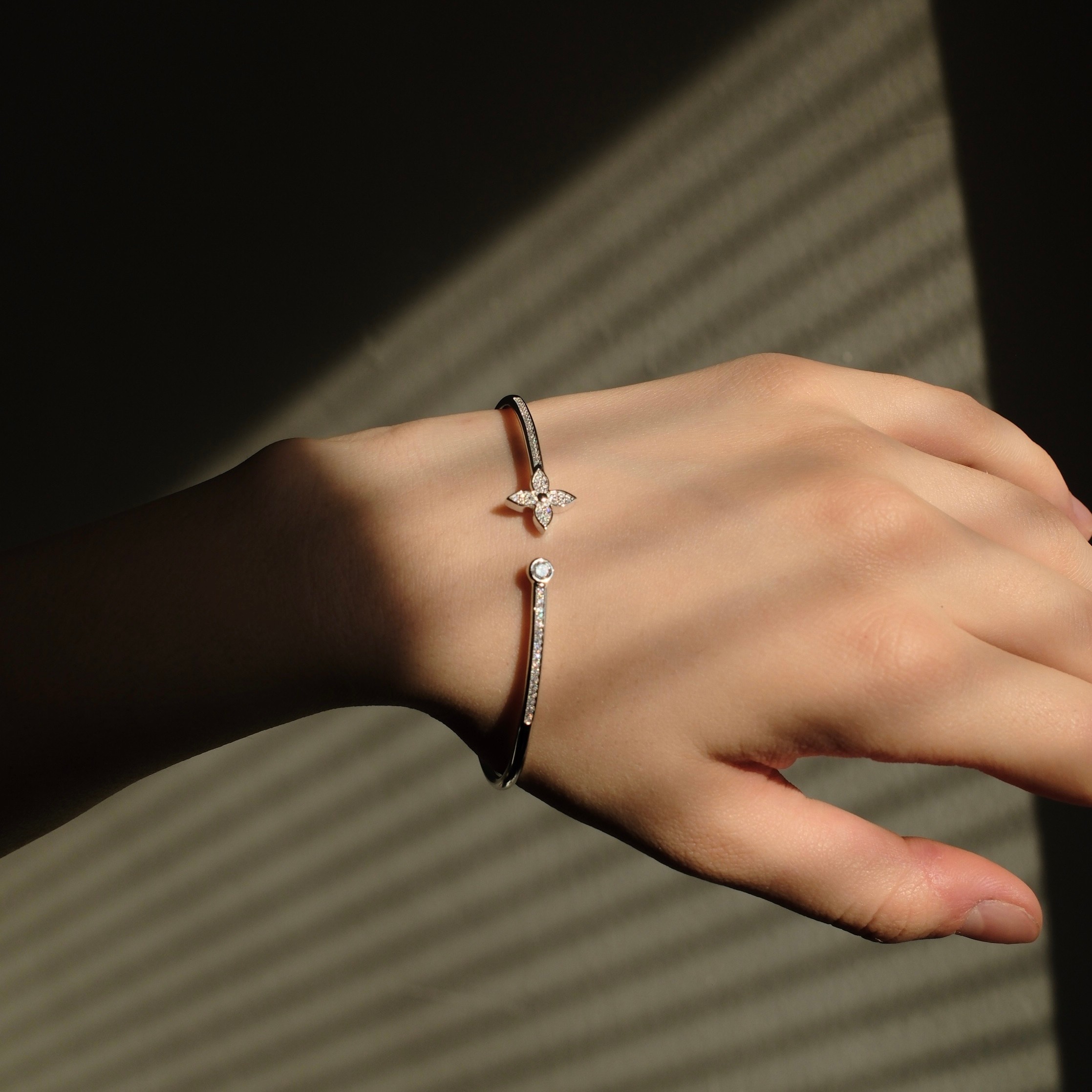 FOUR STAR BANGLE