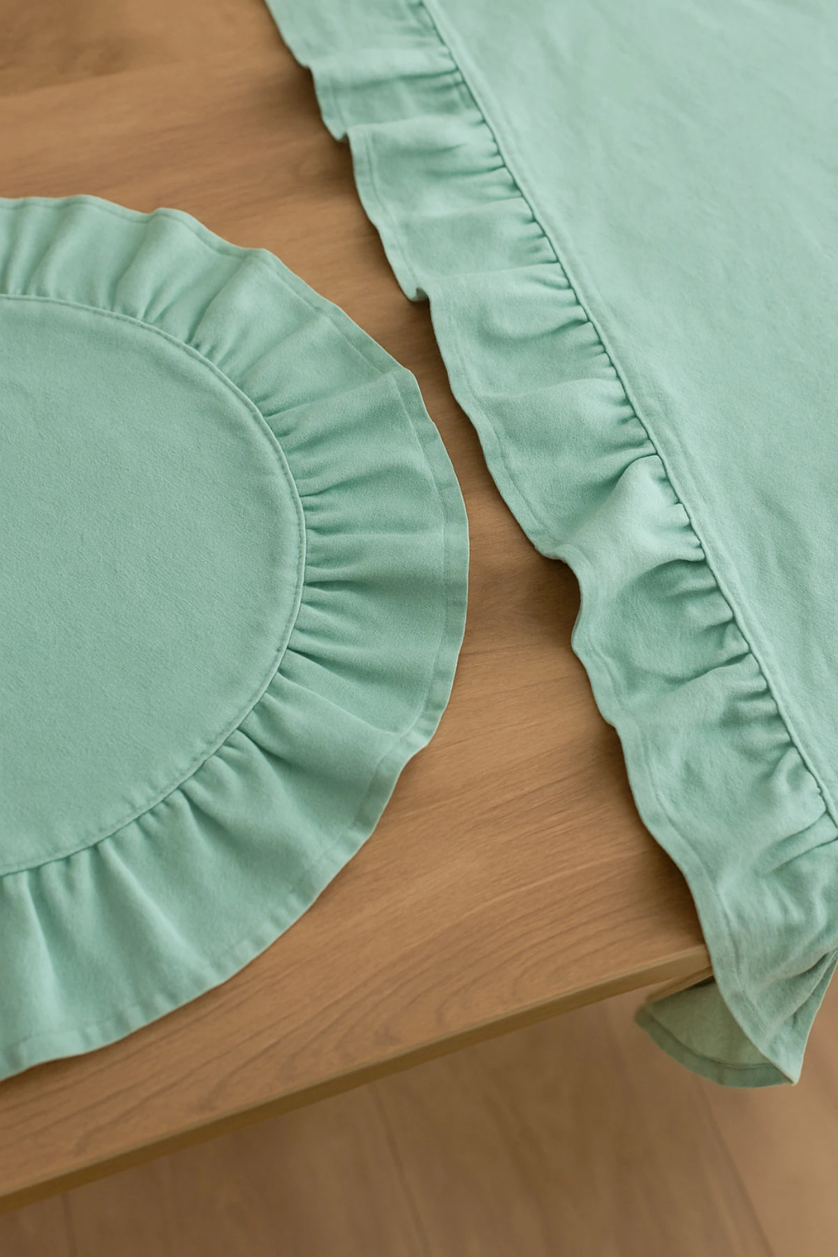 7 Parça Fırfırlı Sofra Sunum Seti 6 Adet Amerikan Servisi Supla + 1 Adet Fırfırlı Runner - Yeşil