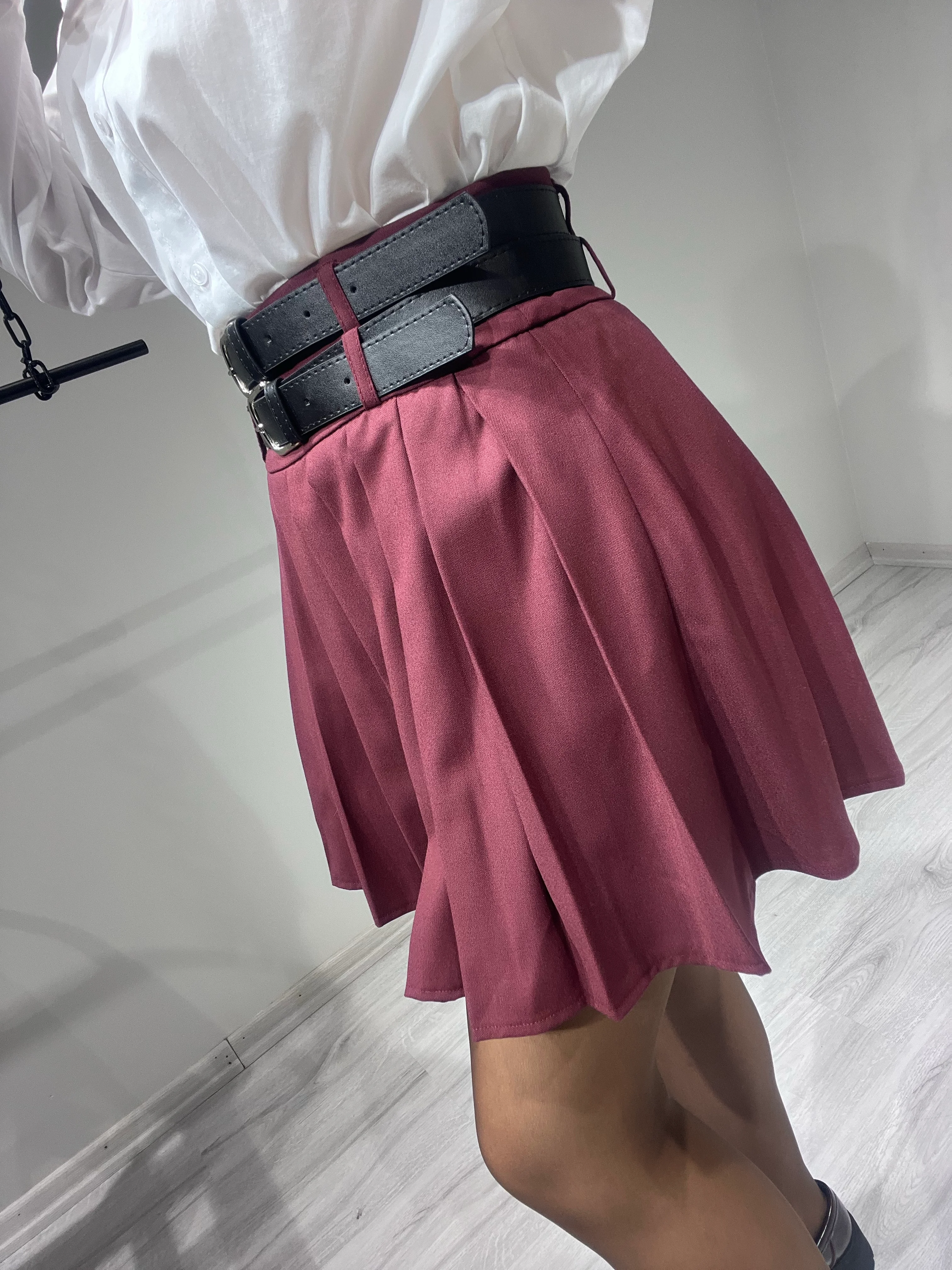 Çift kemerli pileli etek bordo