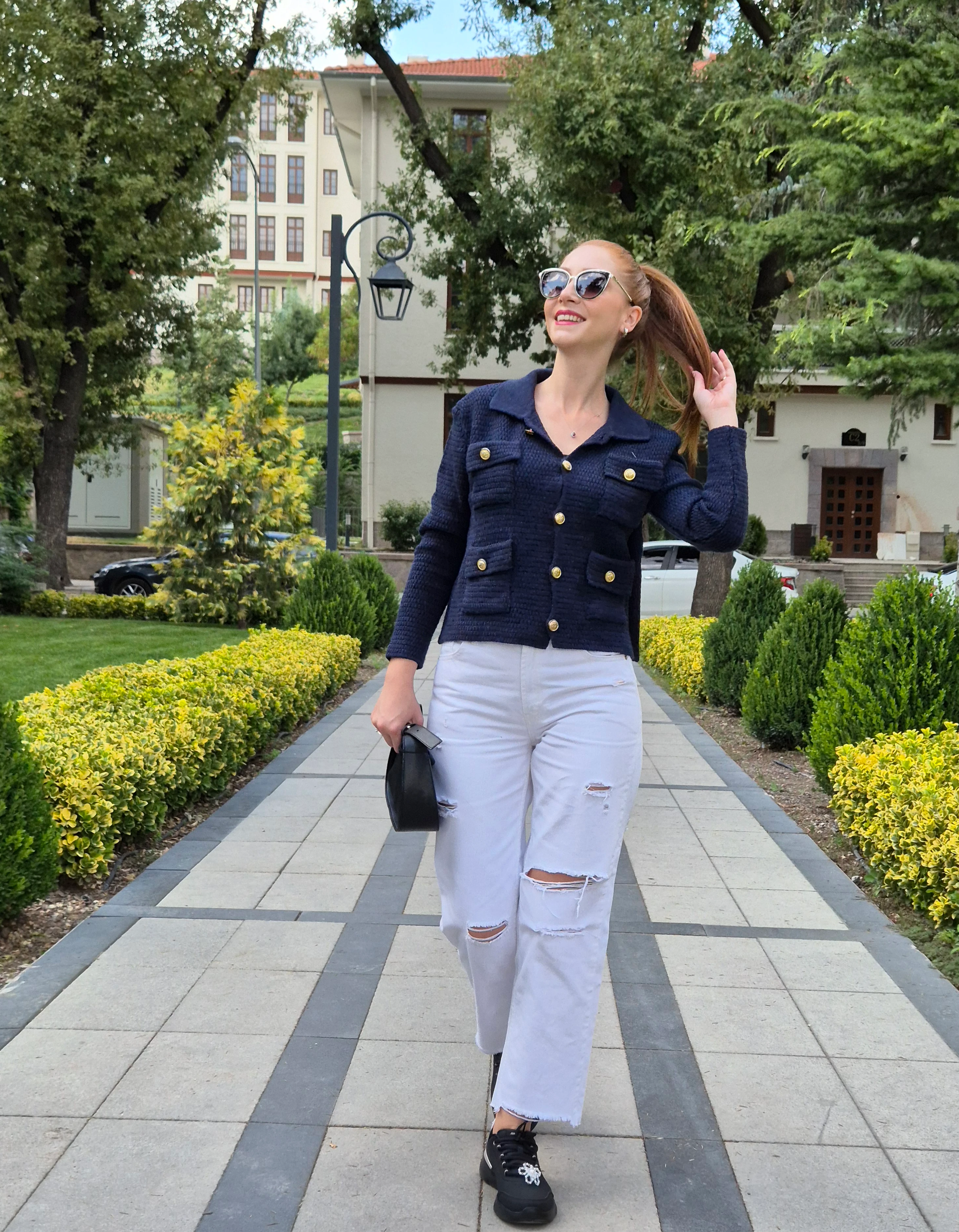 GOLD DÜĞME DETAYLI LACİVERT KAZAK HIRKA