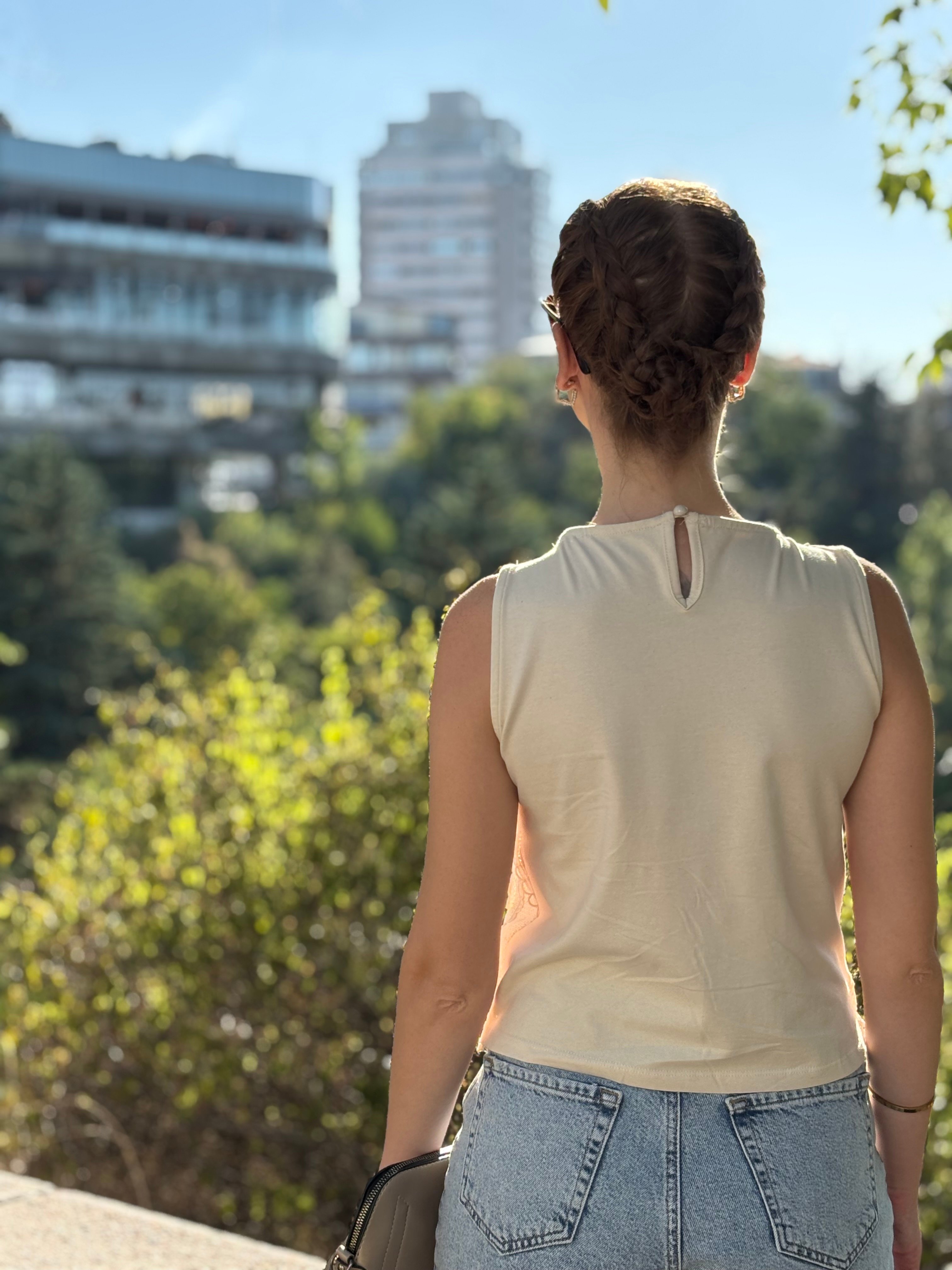KREM NAKIŞ VE GÜPÜR DETAYLI ASTARLI BLUZ