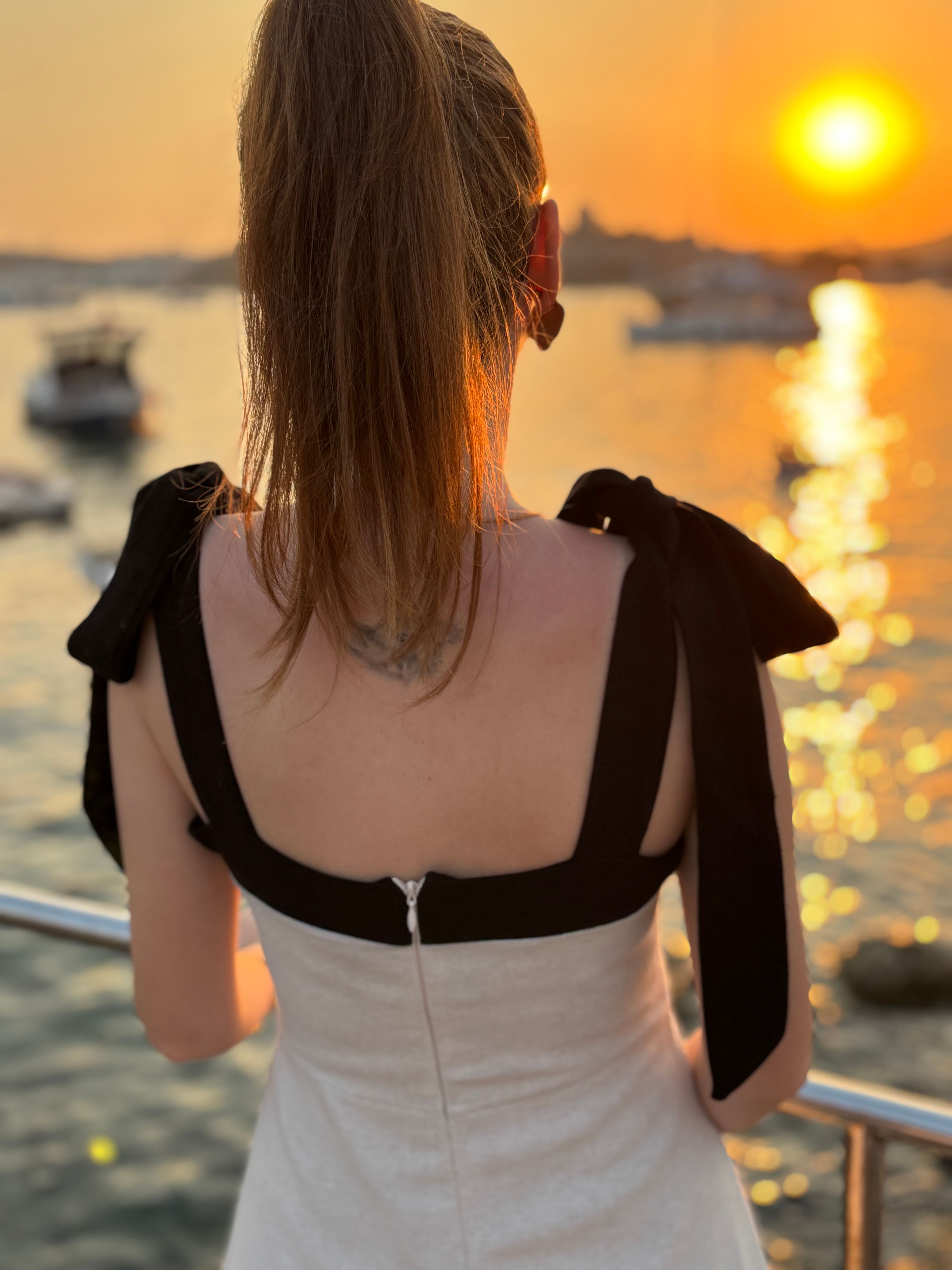 SİYAH BAĞLAMA ASKILI KREM KETEN ELBİSE