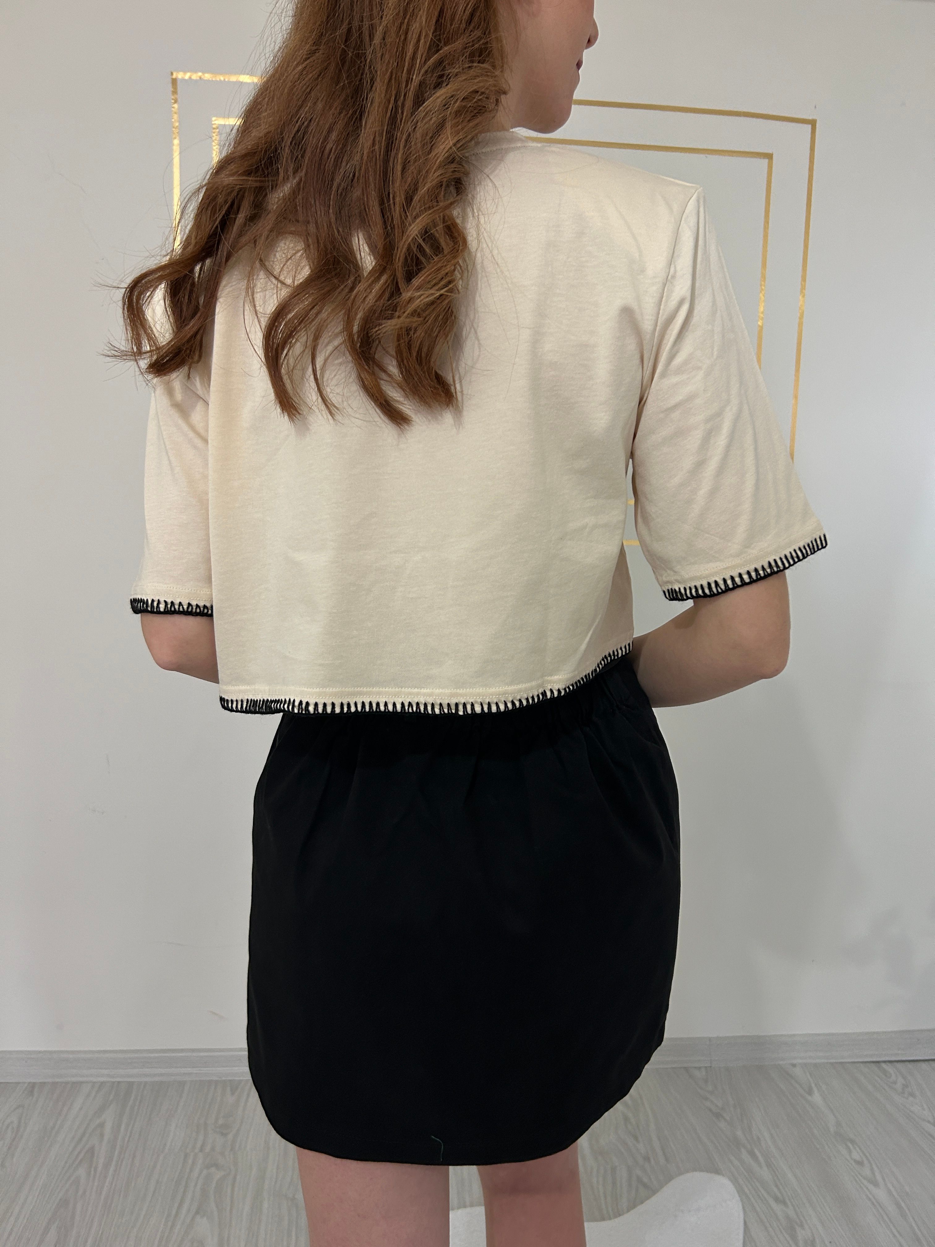 Krem Nakışlı Vatkalı T-shirt