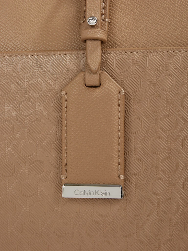 Calvin Klein Kadın Must Medium Omuz Çantası