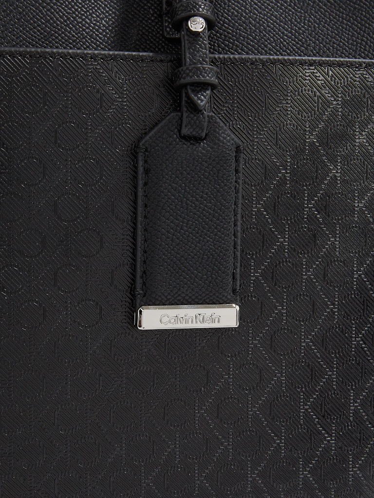 Calvin Klein Kadın Önü Ekstra Cepli Fermuar Kapamalı Siyah Omuz Çantası
