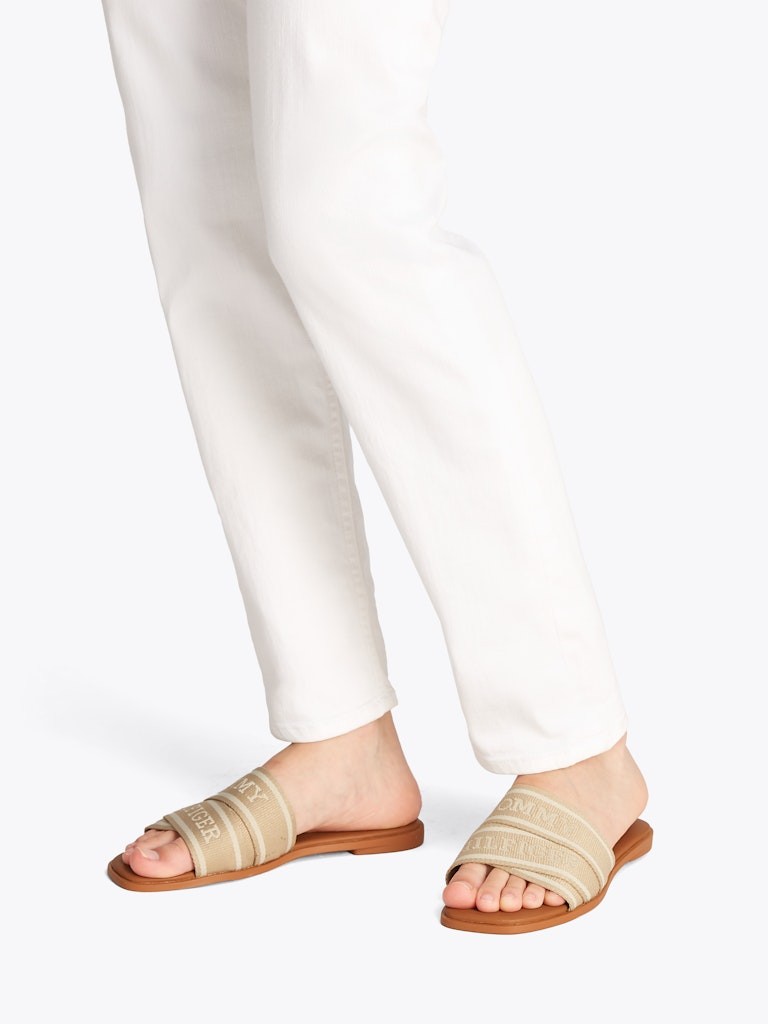 Tommy Hilfiger Bej Kadın Kısa Taban Tek Bantlı Sandalet - FW0FW08421ACC