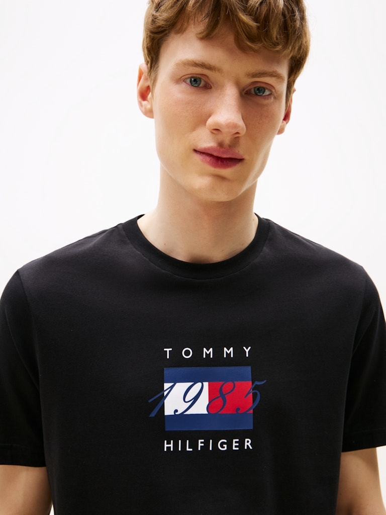 Tommy Hilfiger Erkek Siyah O Yaka Bayraklı T-Shirt