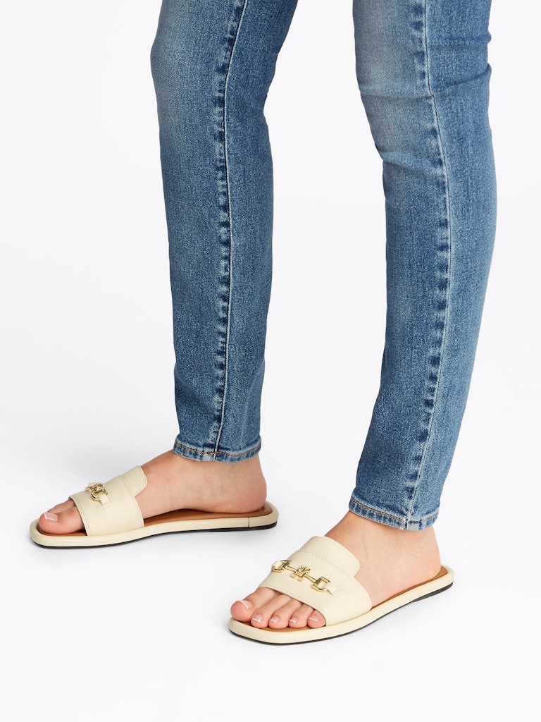 Tommy Hilfiger Deri Bej Kadın Kısa Taban Tek Bantlı Sandalet - FW0FW08420ACJ