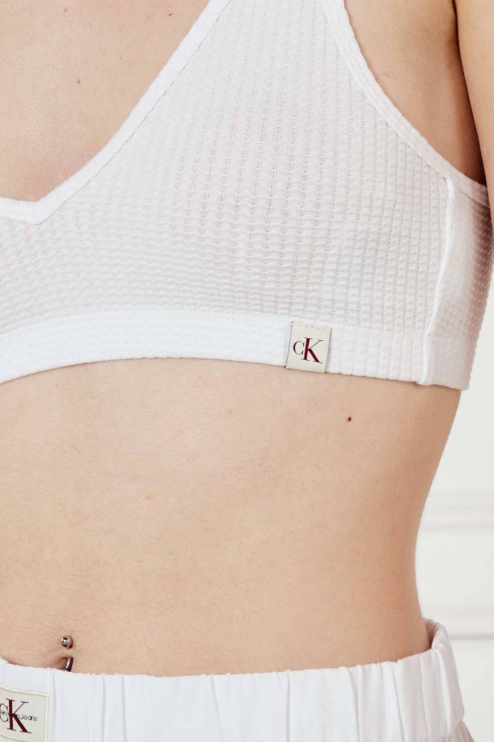 Calvin Klein Pamuk Beyaz Kadın Askılı T-shirt - J20J225305YAA