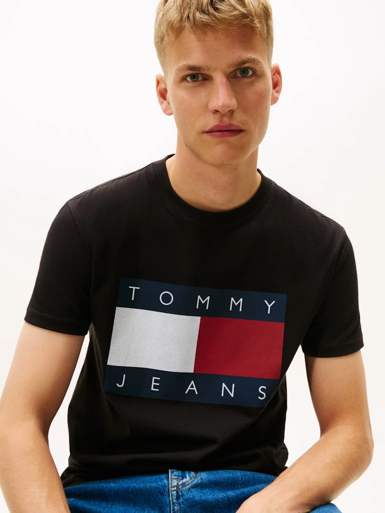 Tommy Hilfiger Erkek Siyah Pamuk O Yaka Bayraklı T-Shirt
