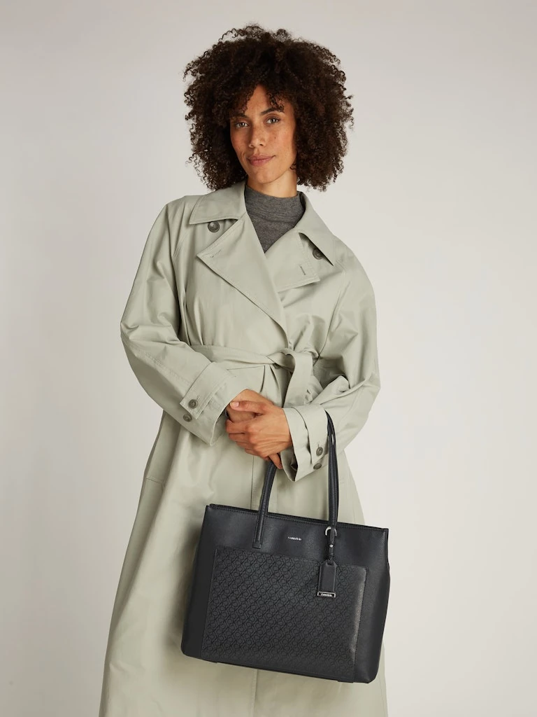 Calvin Klein Kadın Önü Ekstra Cepli Fermuar Kapamalı Siyah Omuz Çantası