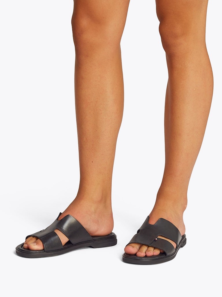 Tommy Hilfiger Deri Siyah Erkek Kısa Taban Tek Bantlı Sandalet - FM0FM05357BDS